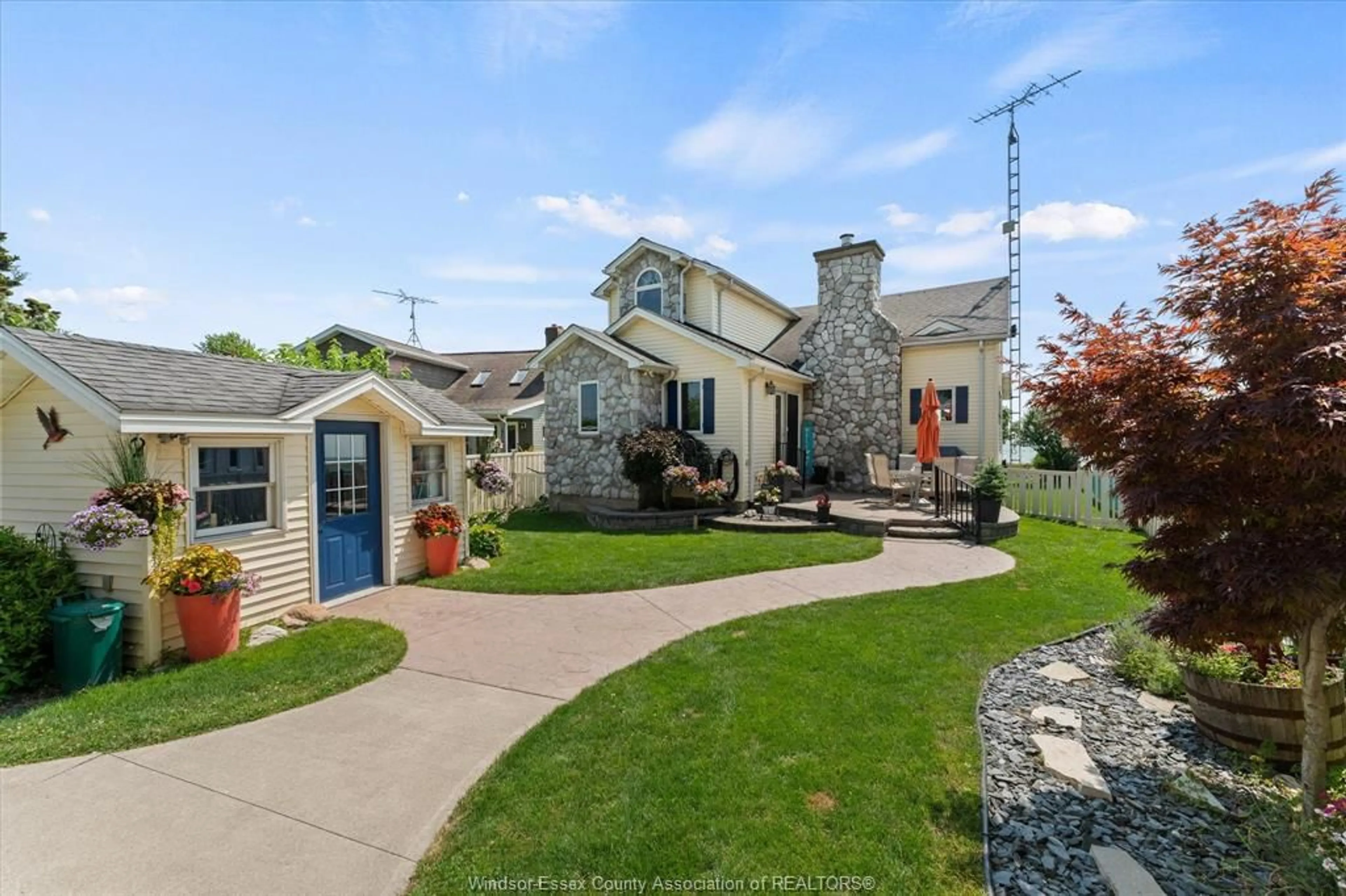 A pic from outside/outdoor area/front of a property/back of a property/a pic from drone, street for 433 LAKECREST BEACH Bourne, Harrow Ontario N0R 1G0