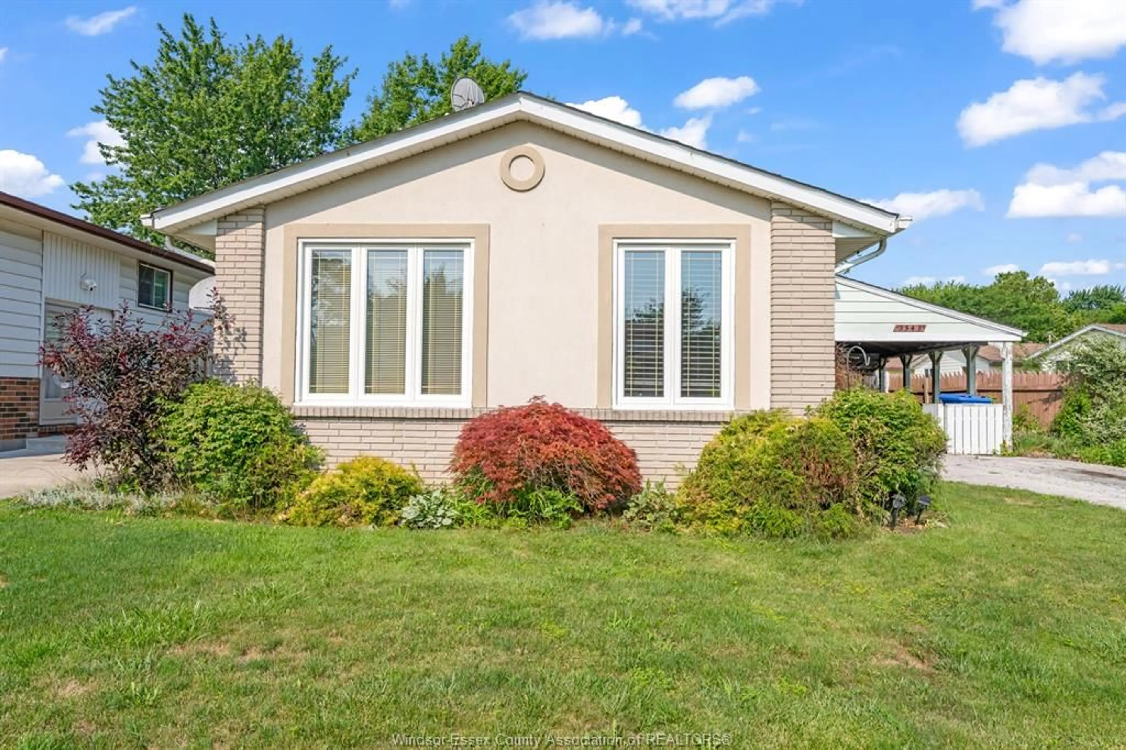 Home with vinyl exterior material, unknown for 3343 HEMLOCK, Windsor Ontario N8R 2A1