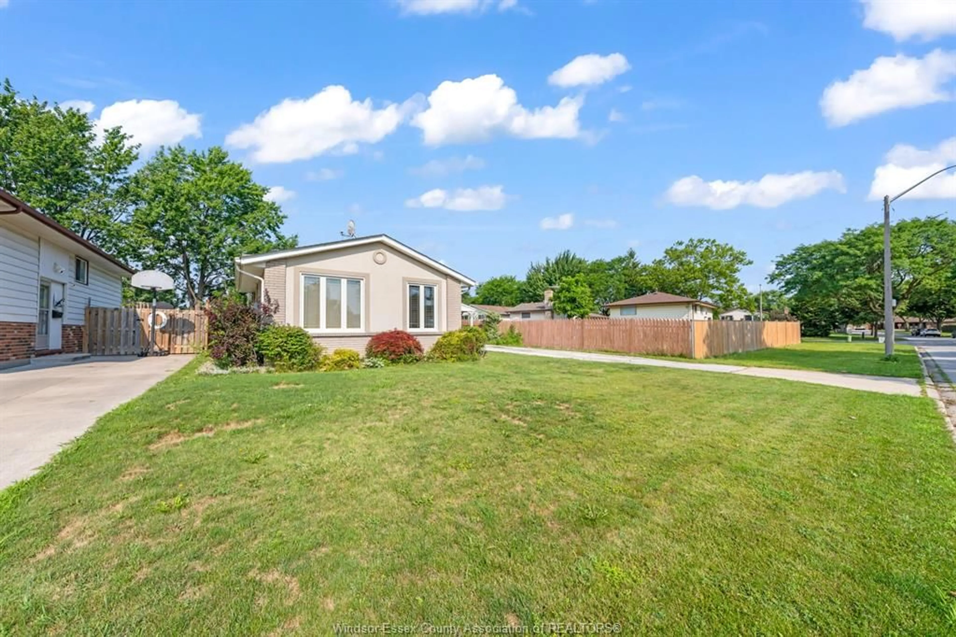 A pic from outside/outdoor area/front of a property/back of a property/a pic from drone, unknown for 3343 HEMLOCK, Windsor Ontario N8R 2A1