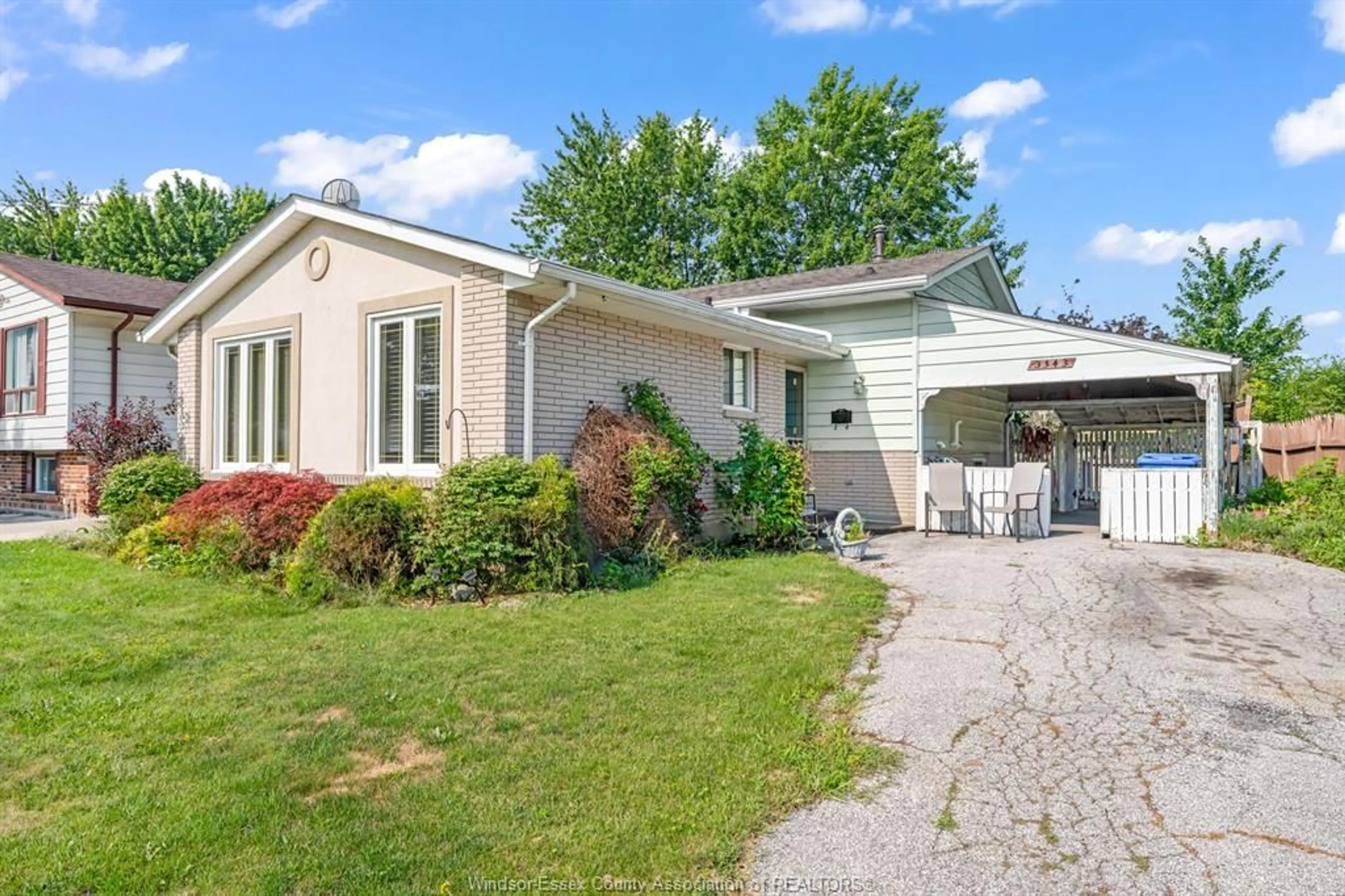 Home with vinyl exterior material, street for 3343 HEMLOCK, Windsor Ontario N8R 2A1