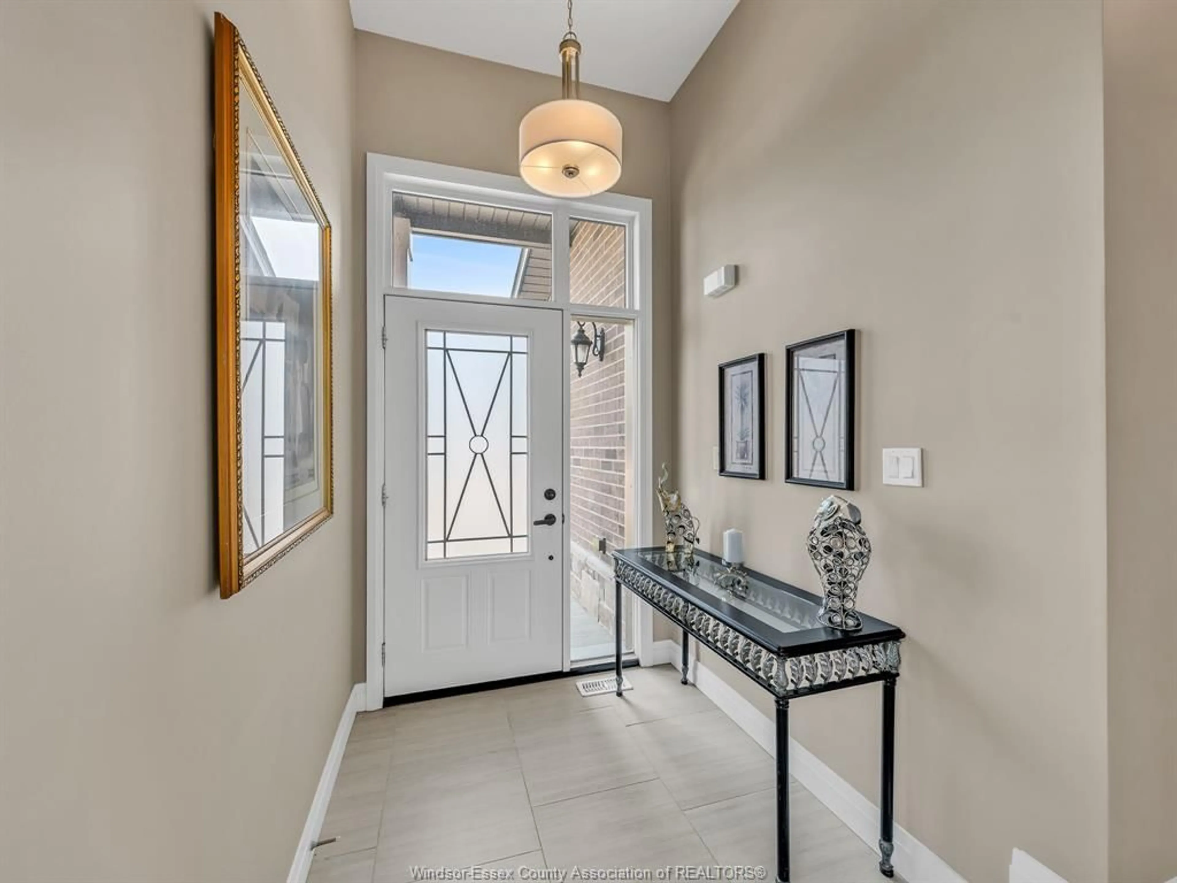 Indoor entryway for 5 WOODLAND St, Kingsville Ontario N9Y 0B1