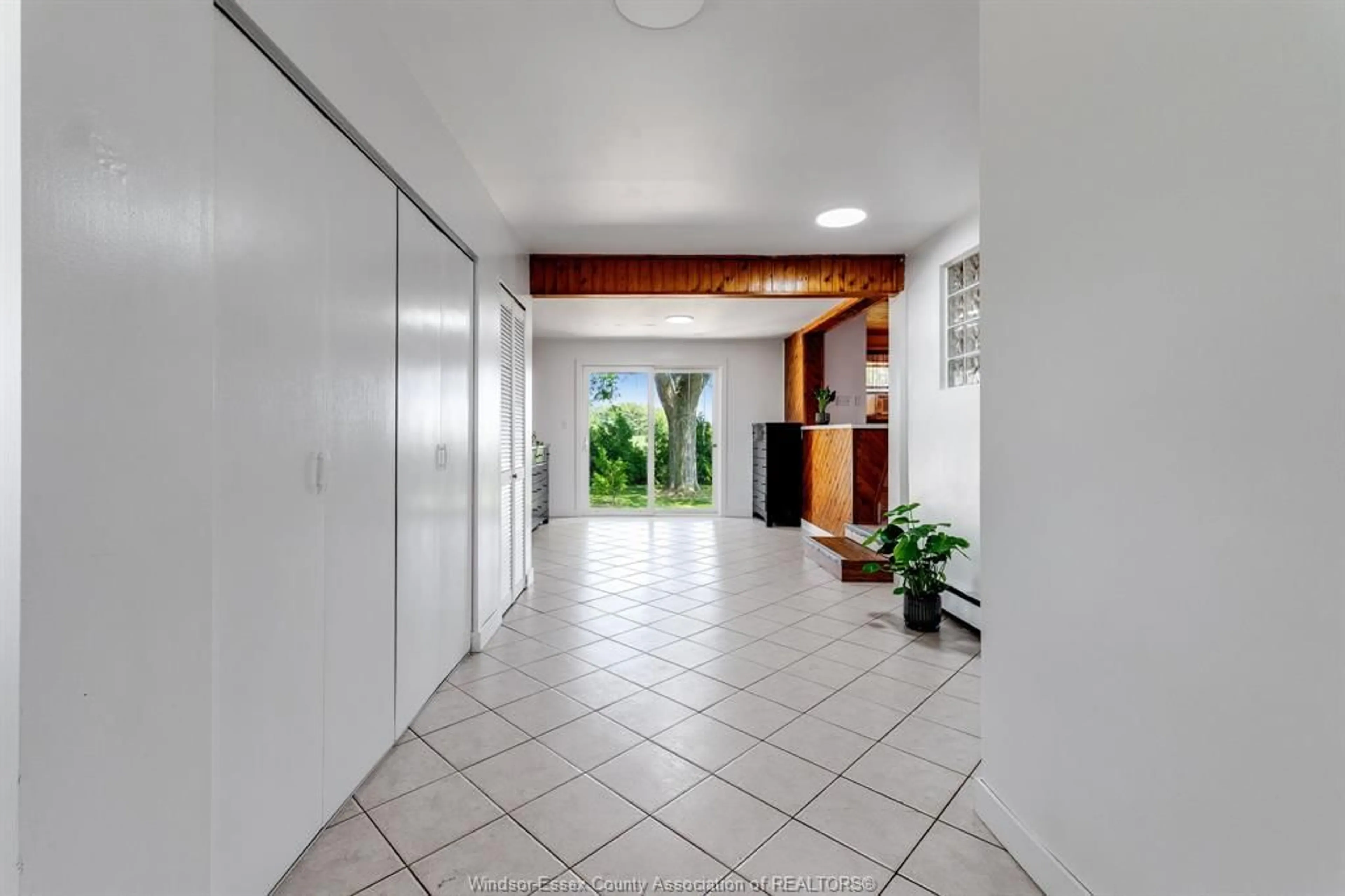 Indoor foyer for 451 Road 10, Gosfield North Ontario N0R 1B0