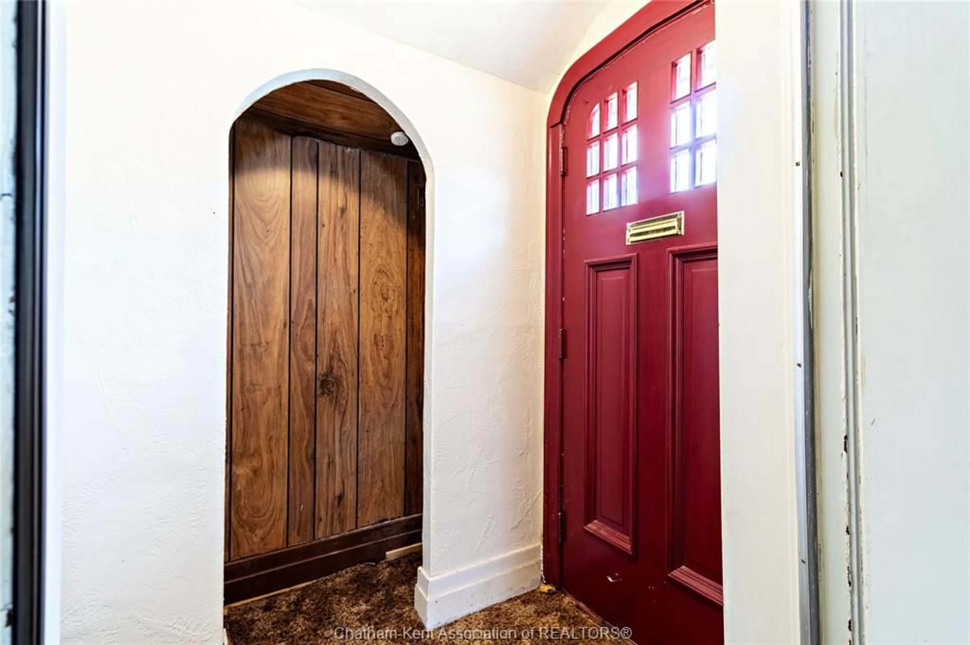 Indoor entryway for 38 Barthe St, Chatham Ontario N7L 1T4