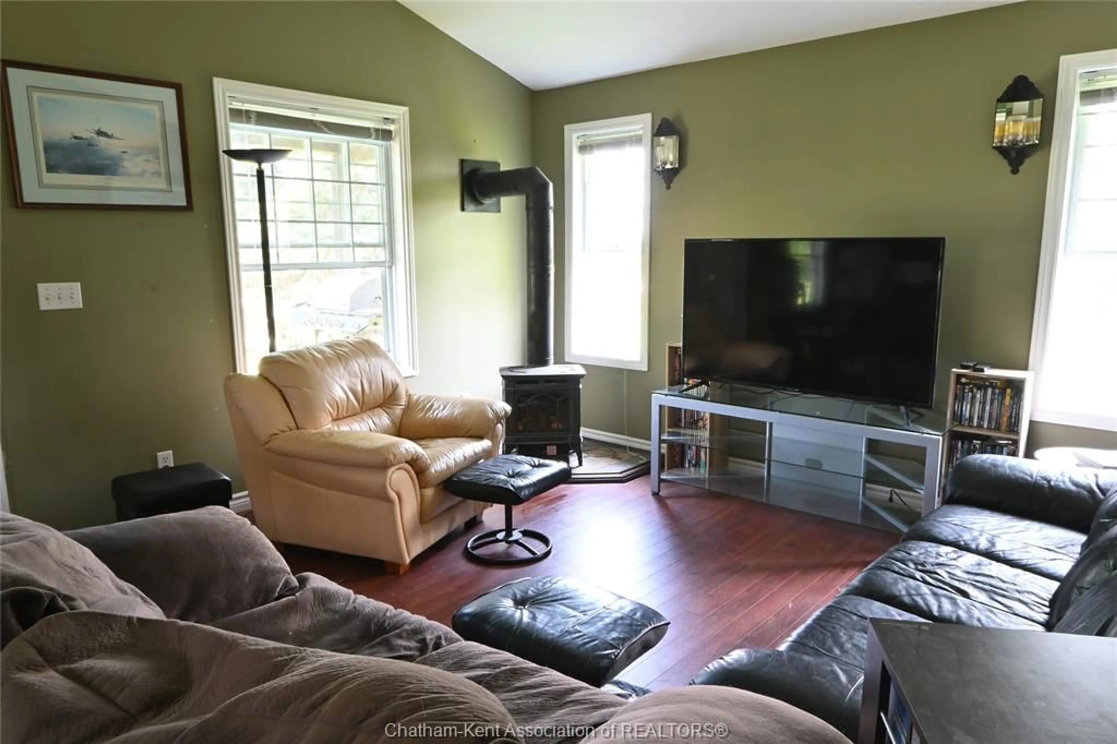 Living room with furniture, unknown for 46 Kent St, Shrewsbury Ontario N0P 1A0