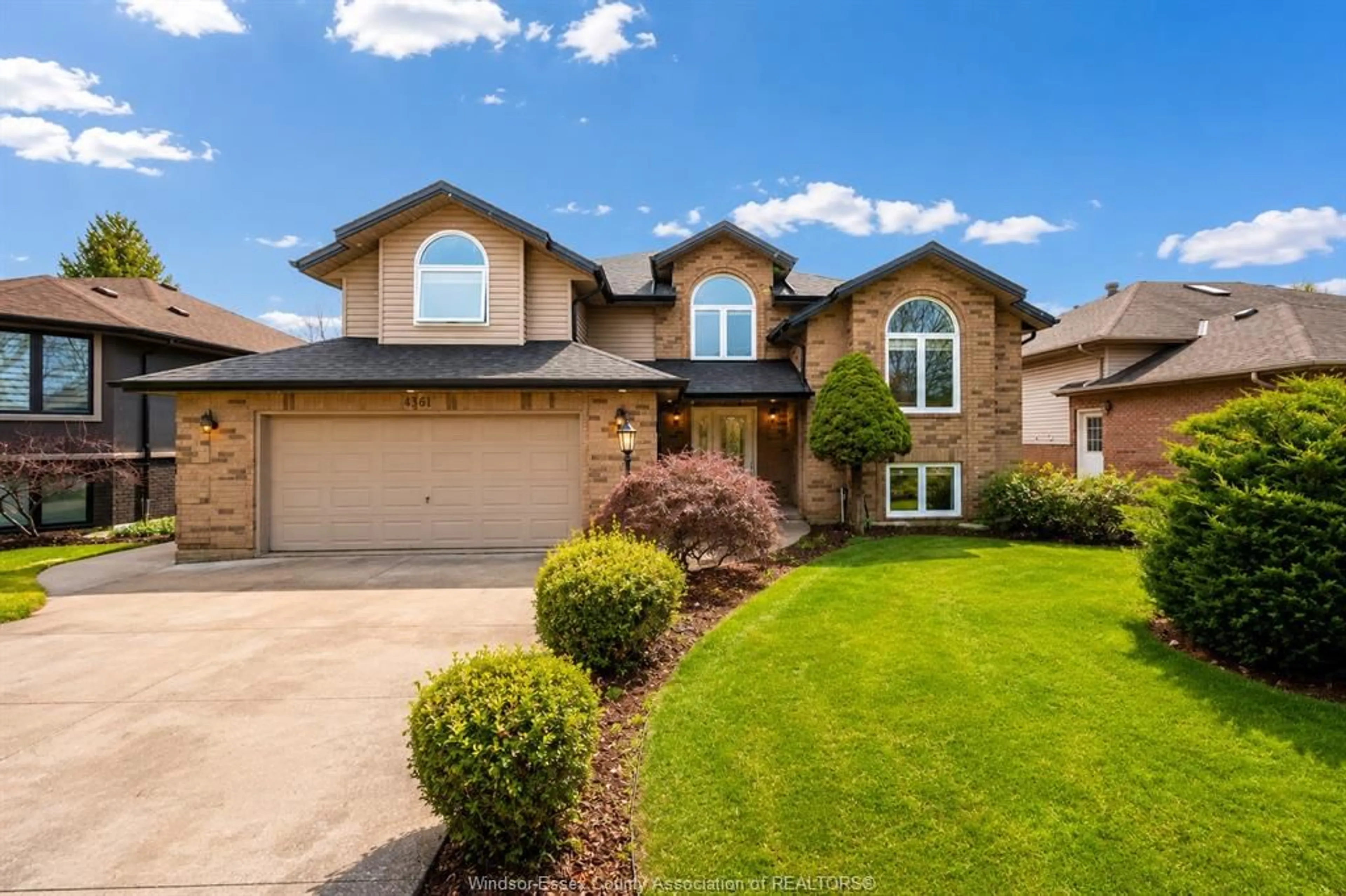 Home with vinyl exterior material, street for 4561 HUNT CLUB, Windsor Ontario N9G 2P6