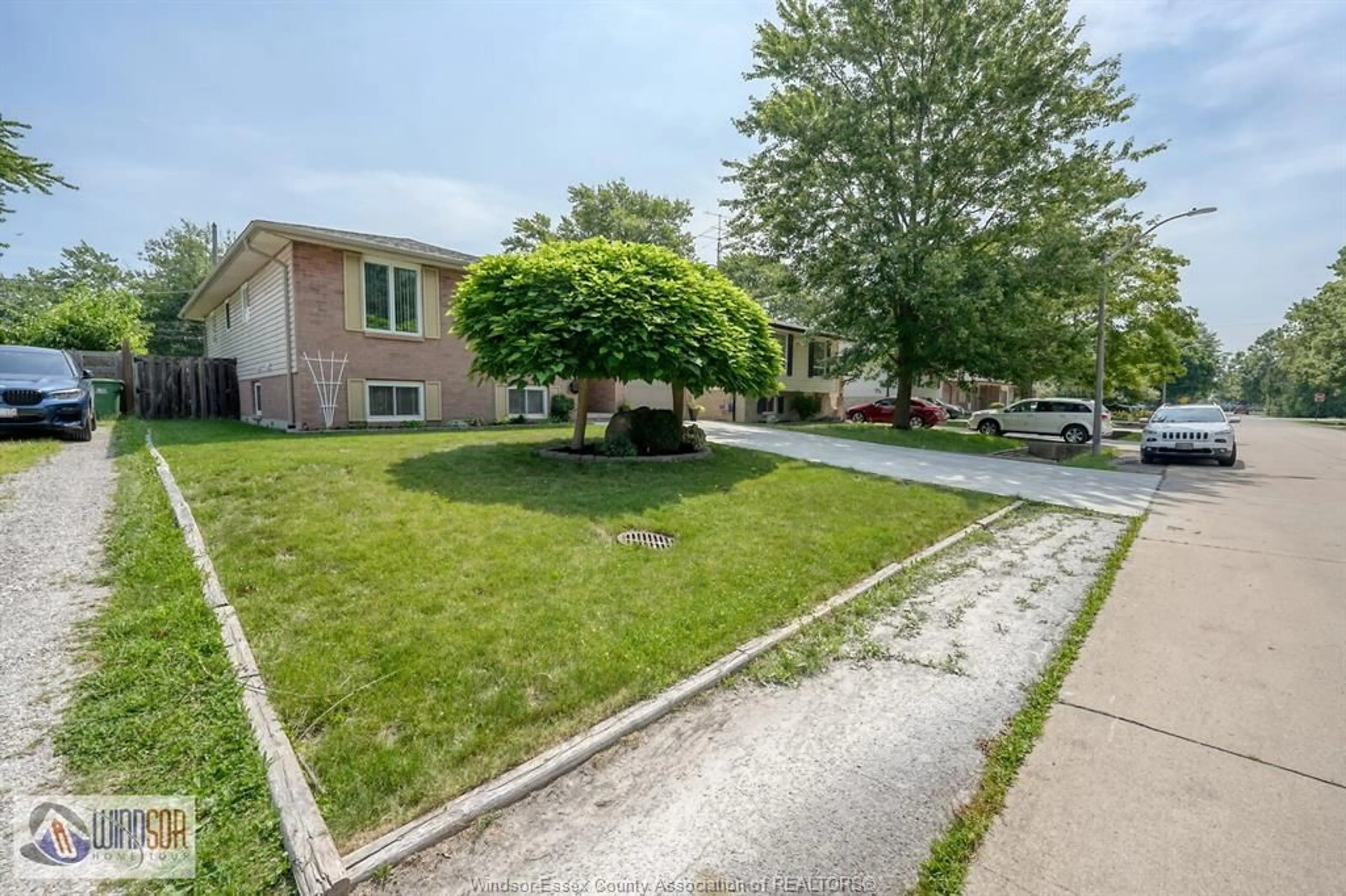 A pic from outside/outdoor area/front of a property/back of a property/a pic from drone, street for 3866 BLISS, Windsor Ontario N8W 4Z6