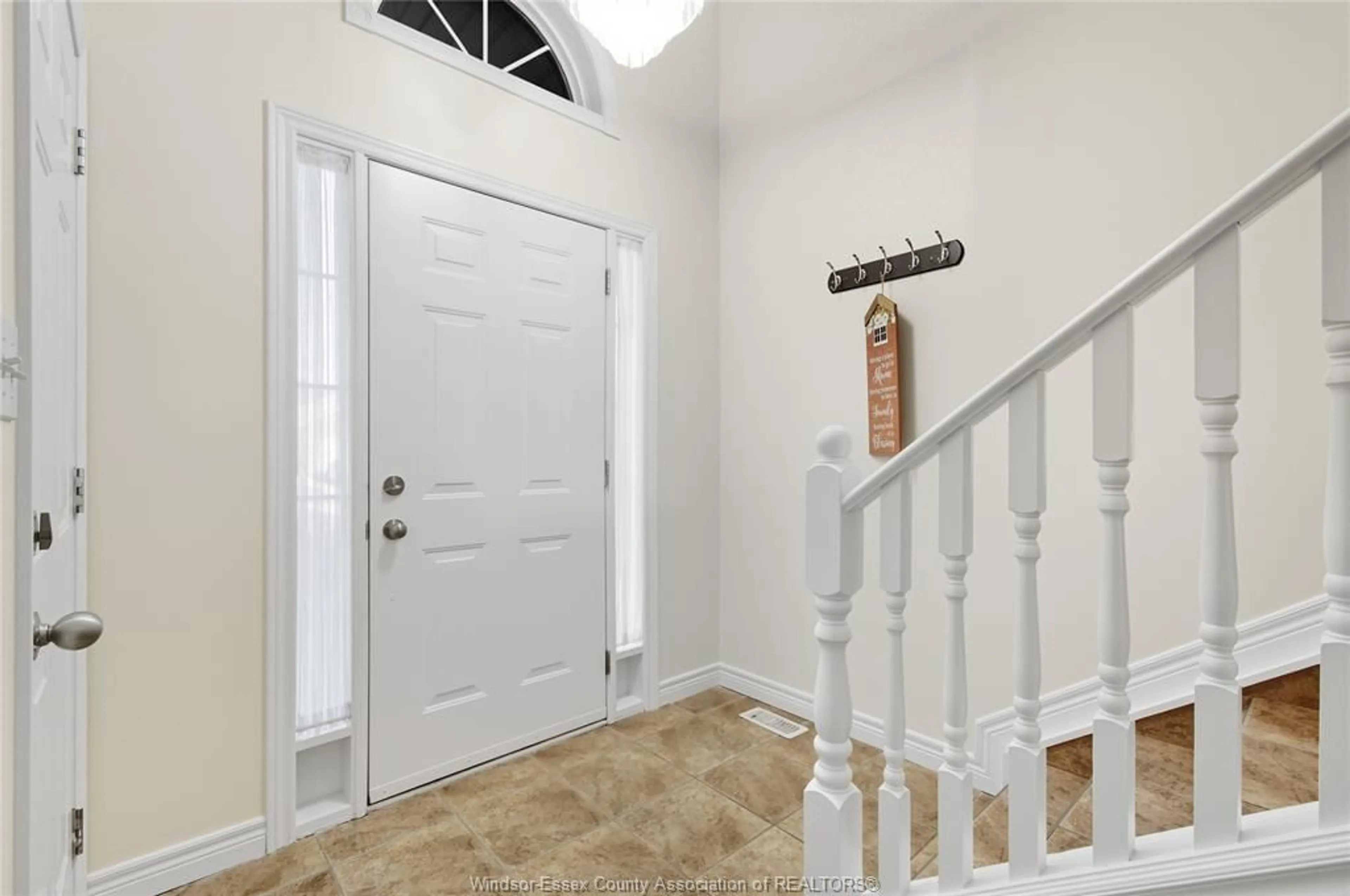 Indoor entryway for 1039 CLOVER, Windsor Ontario N8P 1V8