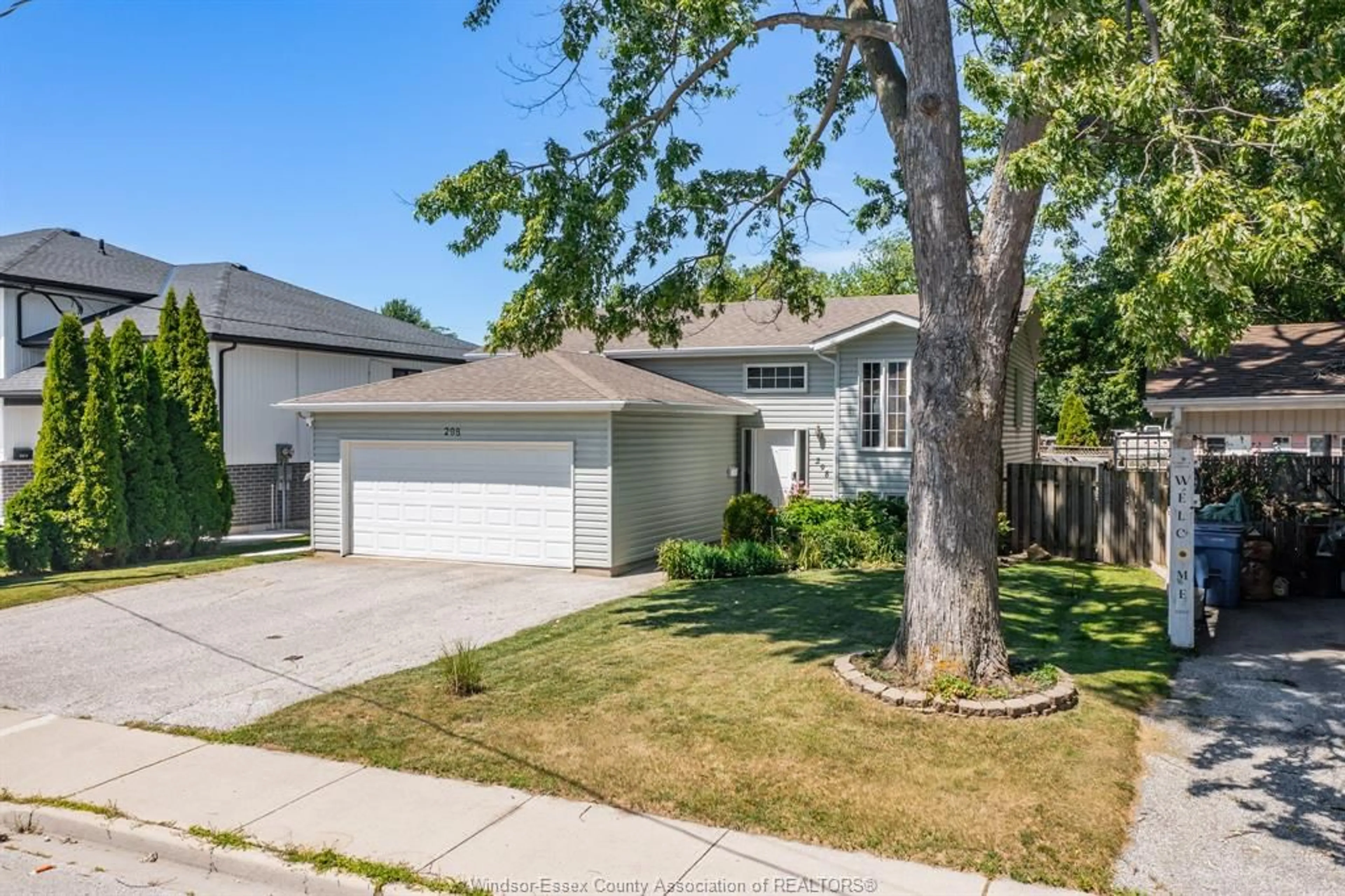 A pic from outside/outdoor area/front of a property/back of a property/a pic from drone, street for 298 KEMPT St, Amherstburg Ontario N9V 2H8