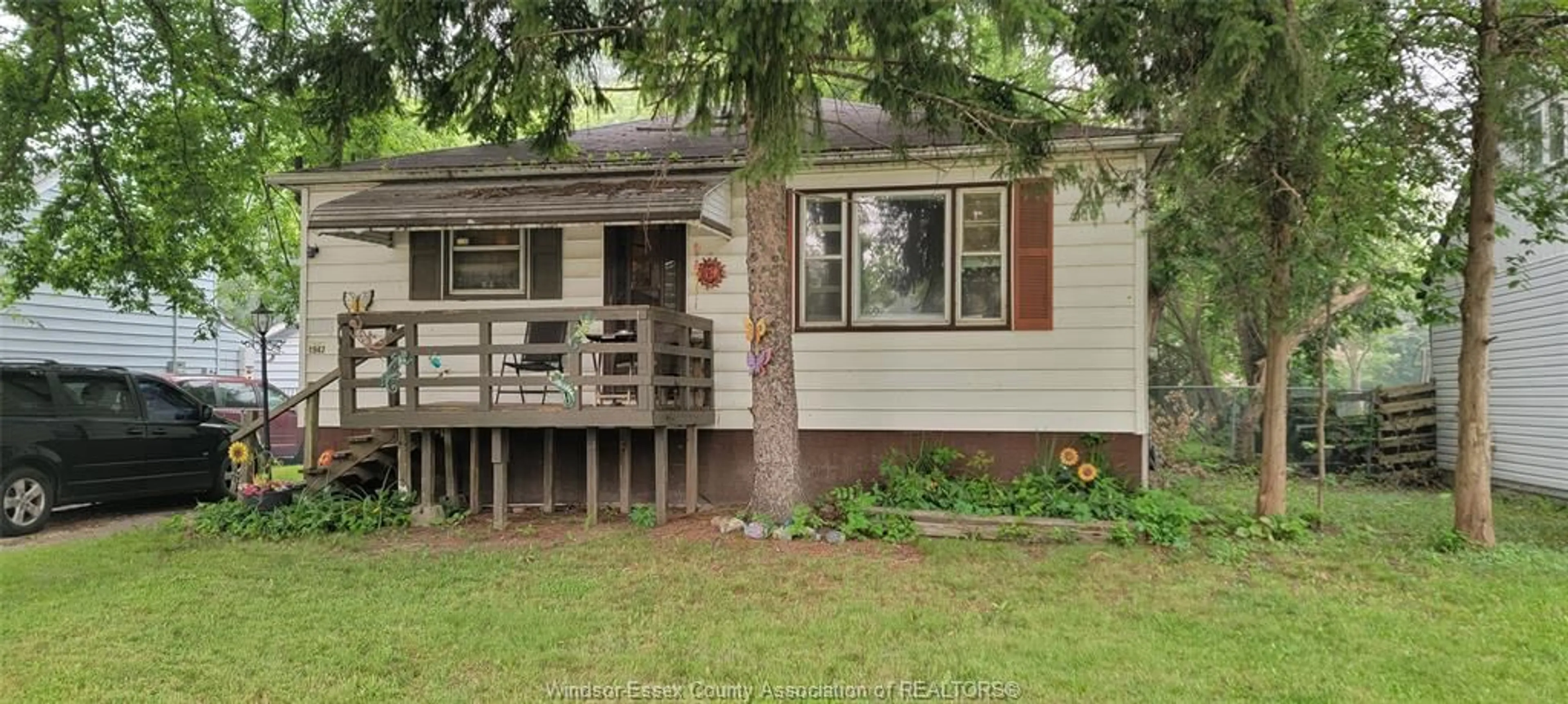 Home with vinyl exterior material, street for 1947 FERNDALE, Windsor Ontario N8T 2K9