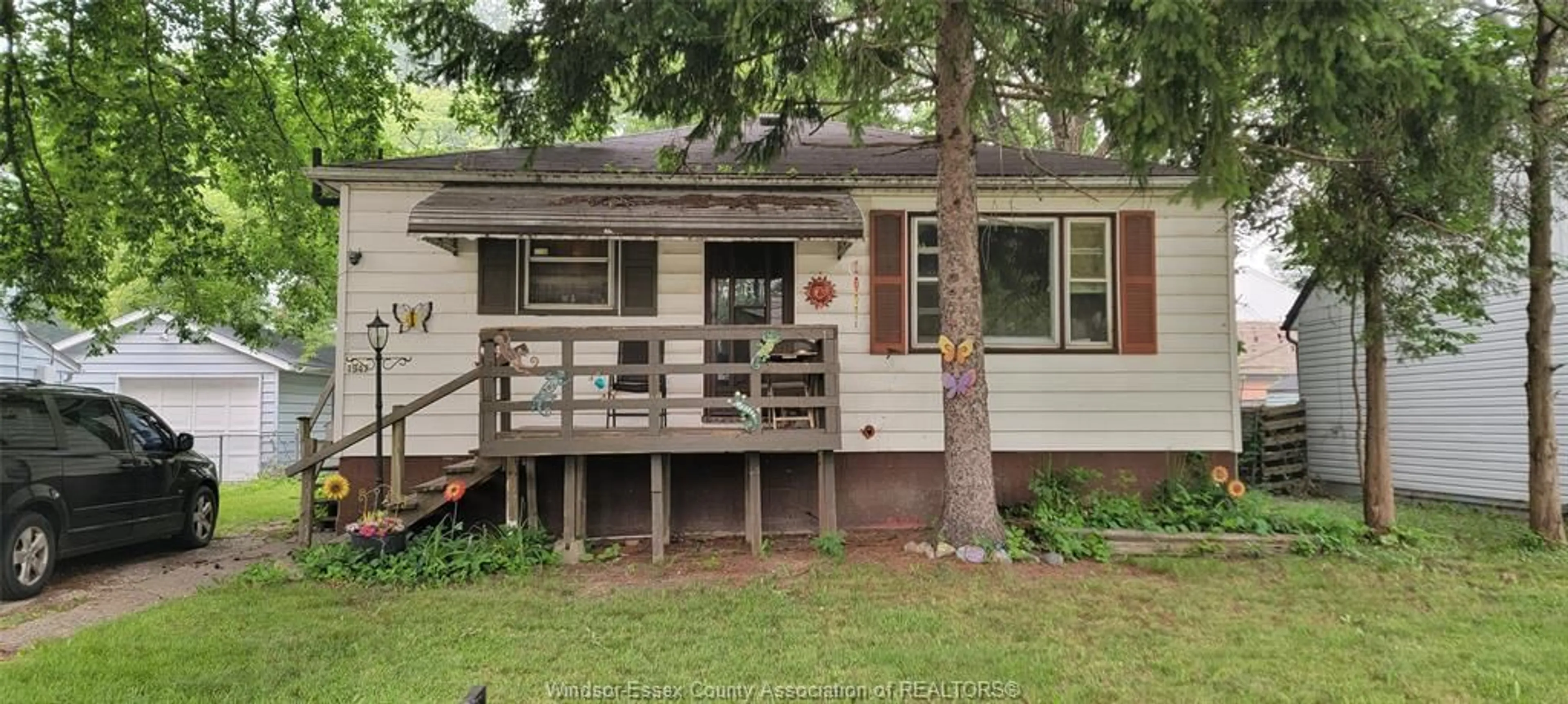 Home with vinyl exterior material, street for 1947 FERNDALE, Windsor Ontario N8T 2K9