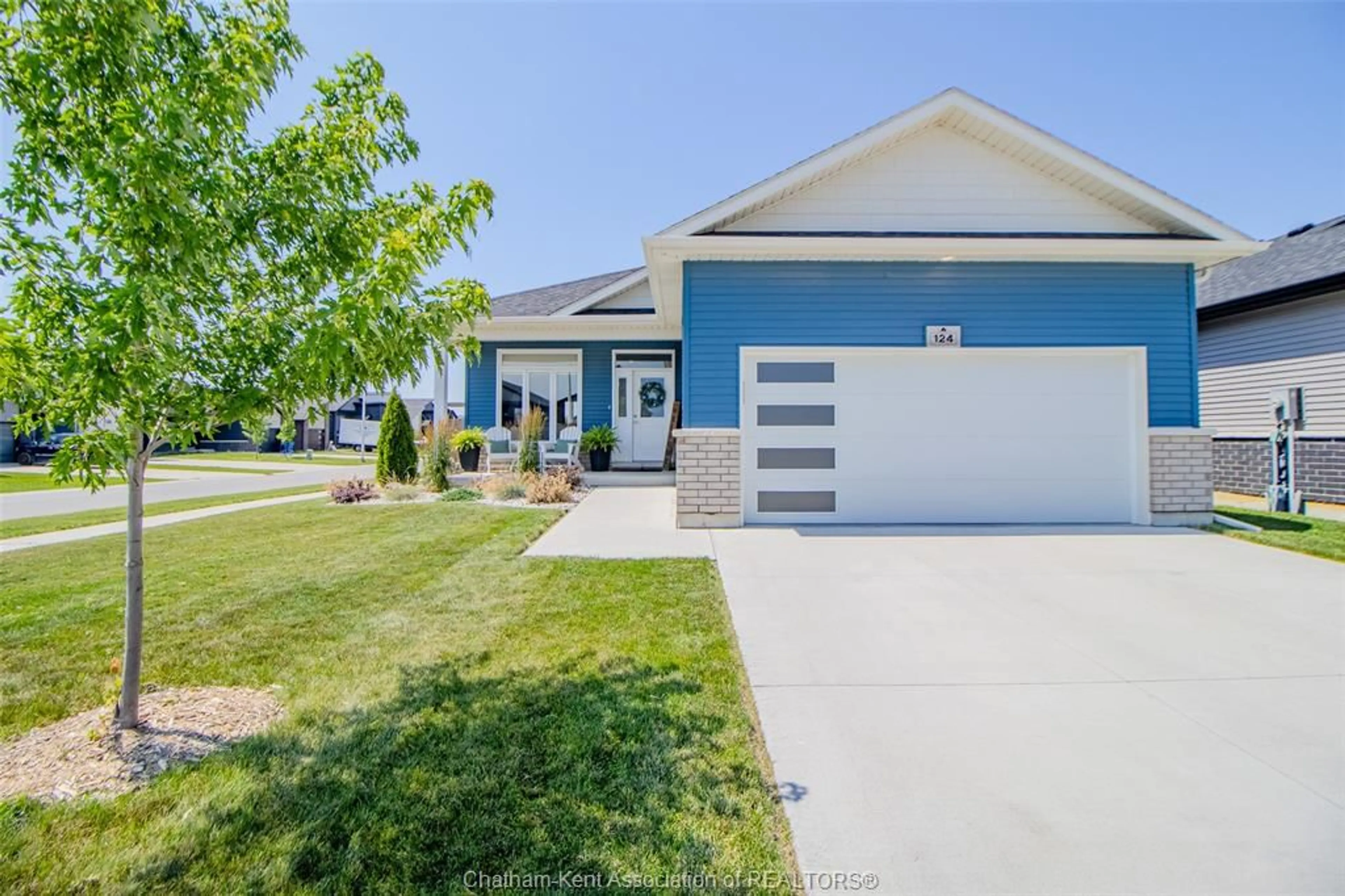 Home with vinyl exterior material, street for 124 Grassland Grove, Chatham Ontario N7M 0T2
