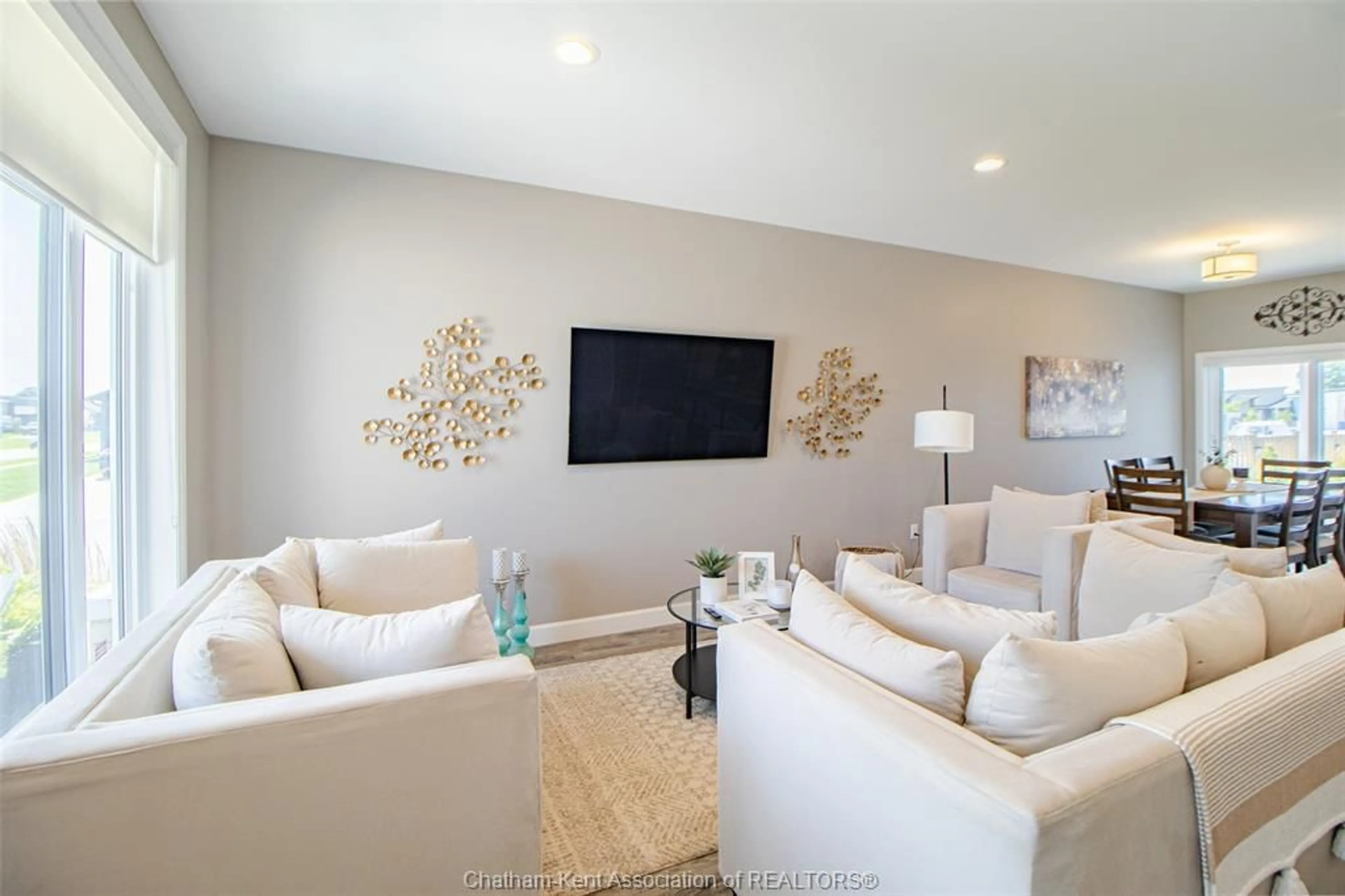 Living room with furniture, unknown for 124 Grassland Grove, Chatham Ontario N7M 0T2