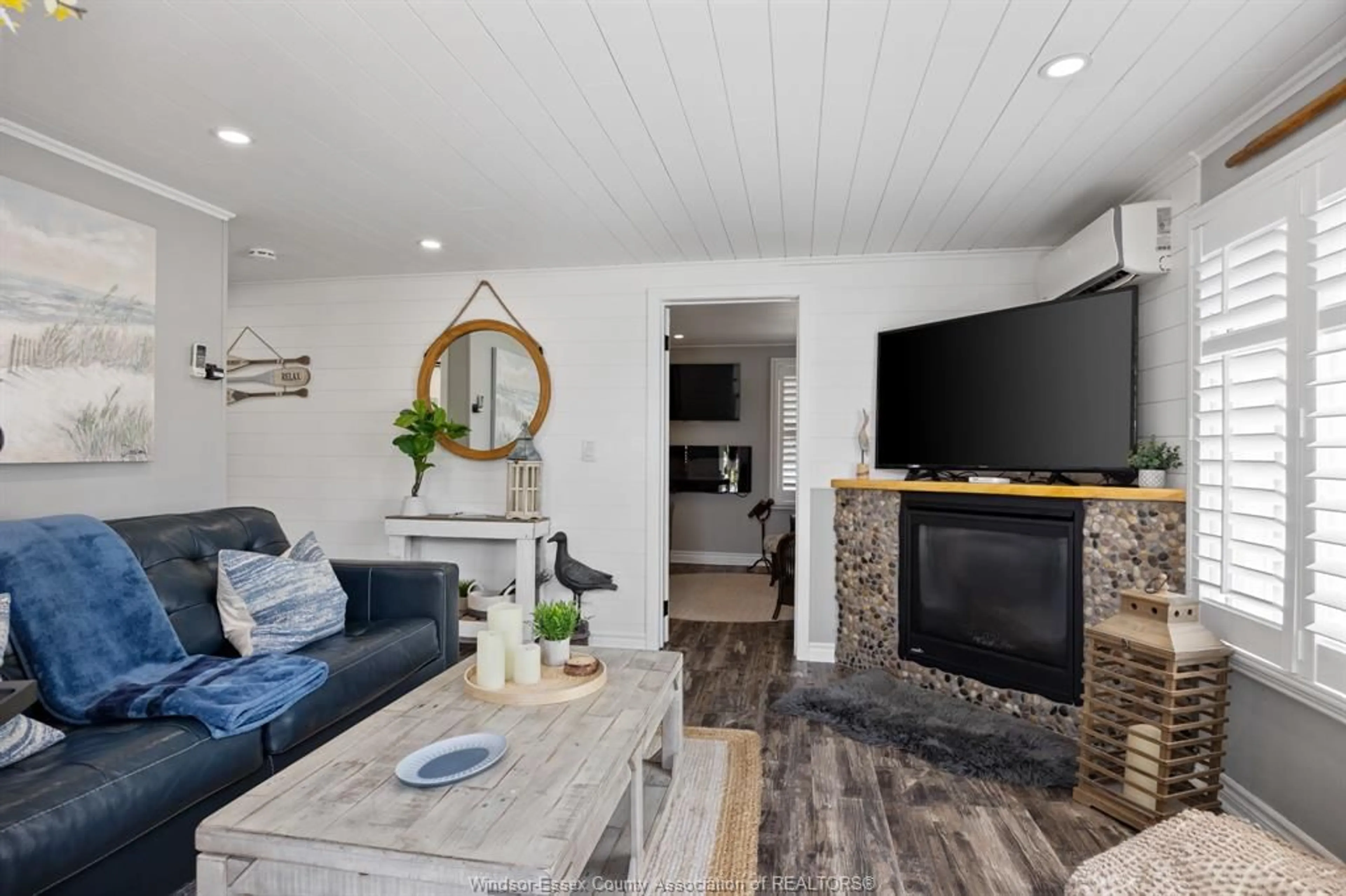 Living room with furniture, wood/laminate floor for 375 JACKSON, Colchester Ontario N0R 1G0