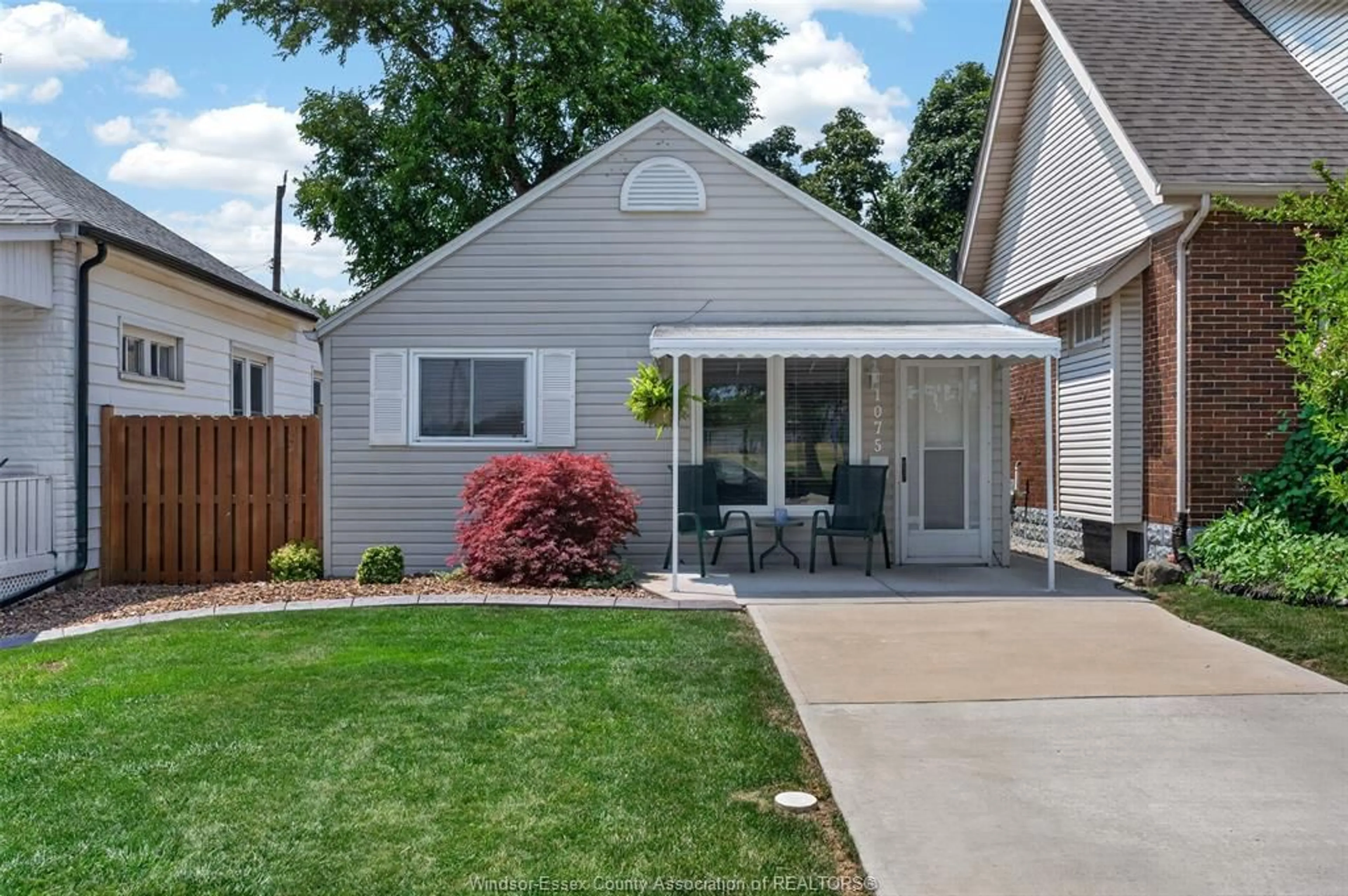 Home with vinyl exterior material, street for 1075 CURRY, Windsor Ontario N9B 2C6
