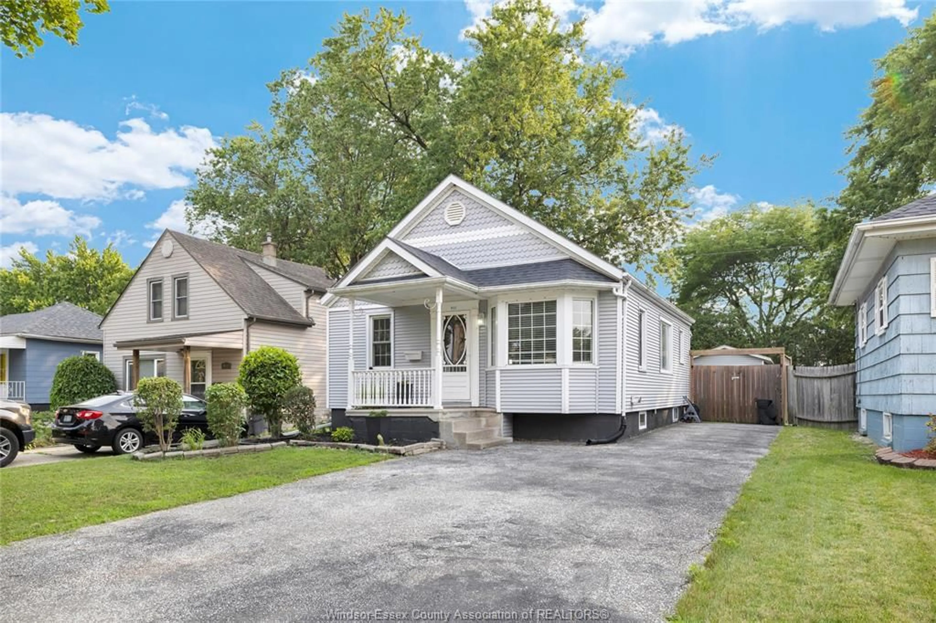 Home with vinyl exterior material, street for 911 JEFFERSON Blvd, Windsor Ontario N8N 4B2