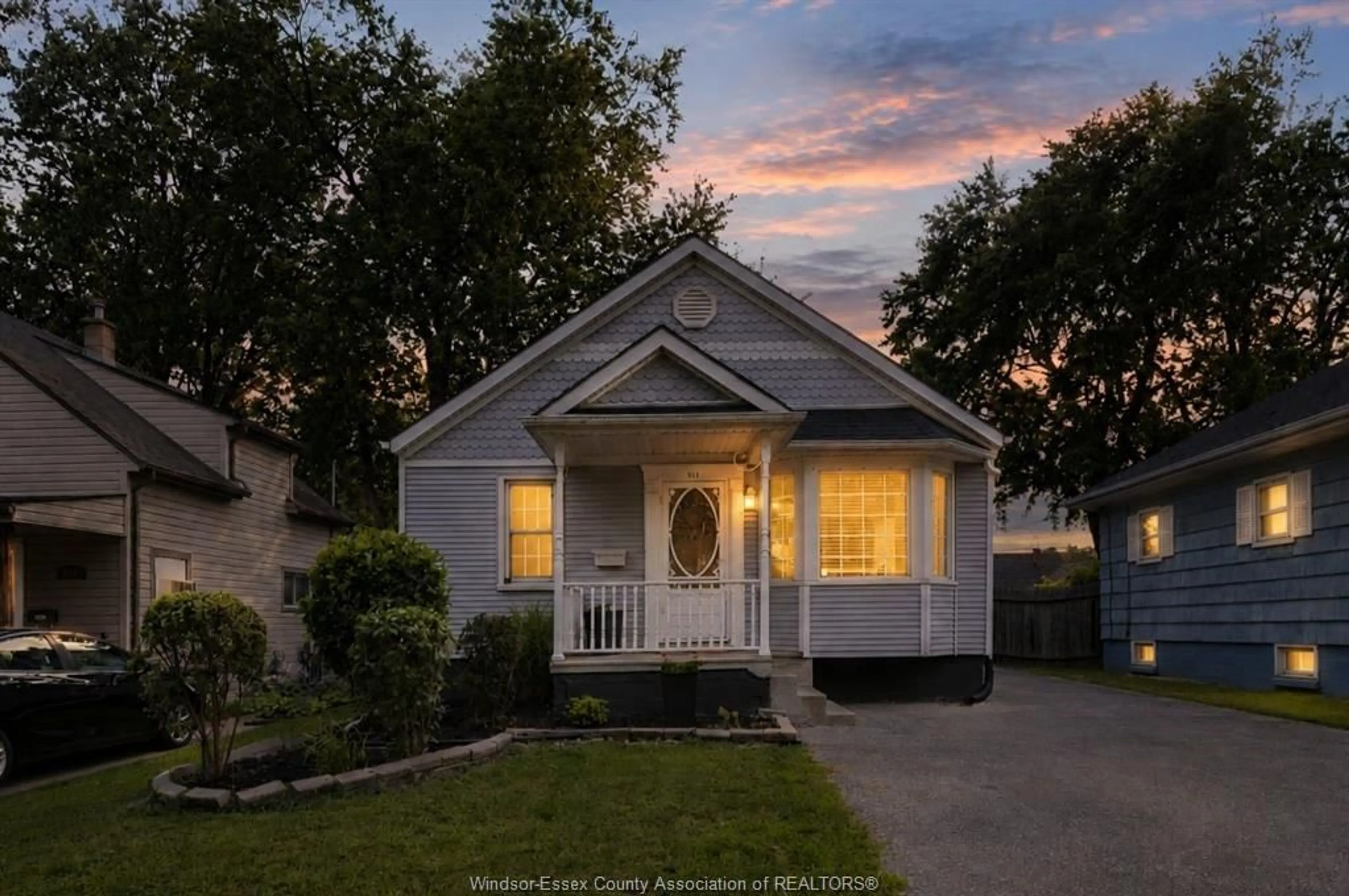 Home with vinyl exterior material, street for 911 JEFFERSON Blvd, Windsor Ontario N8N 4B2