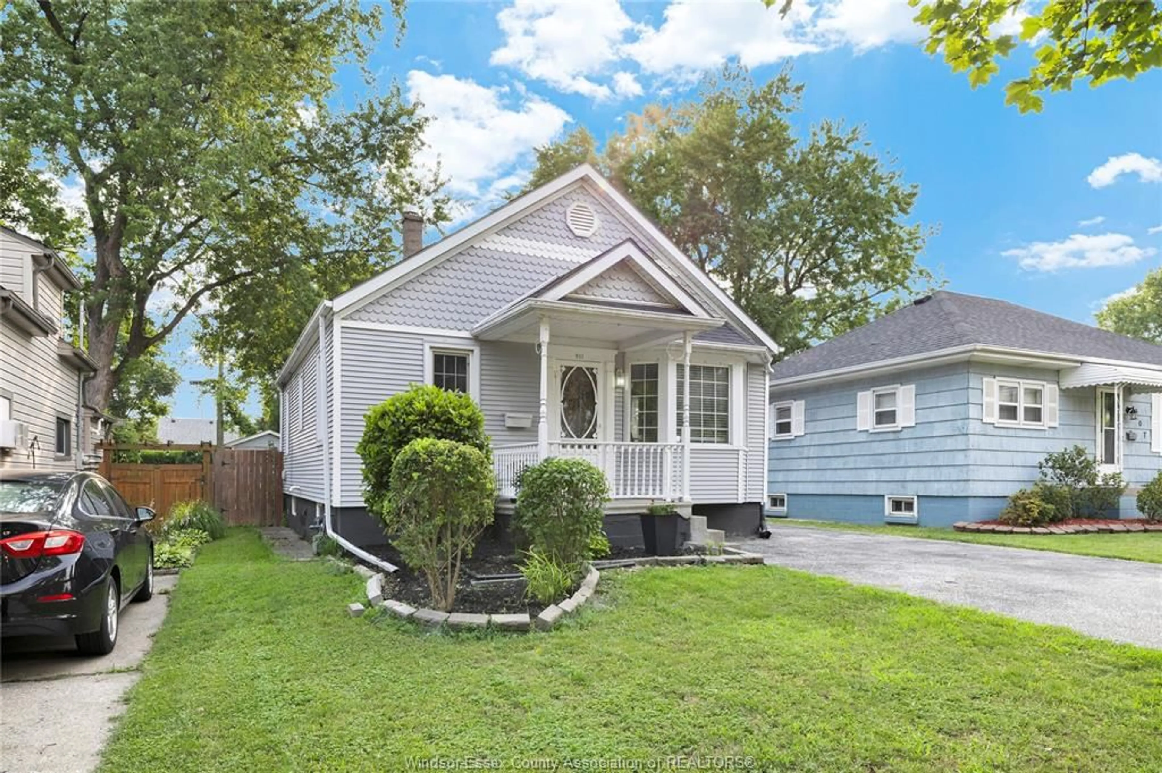 Home with vinyl exterior material, street for 911 JEFFERSON Blvd, Windsor Ontario N8N 4B2