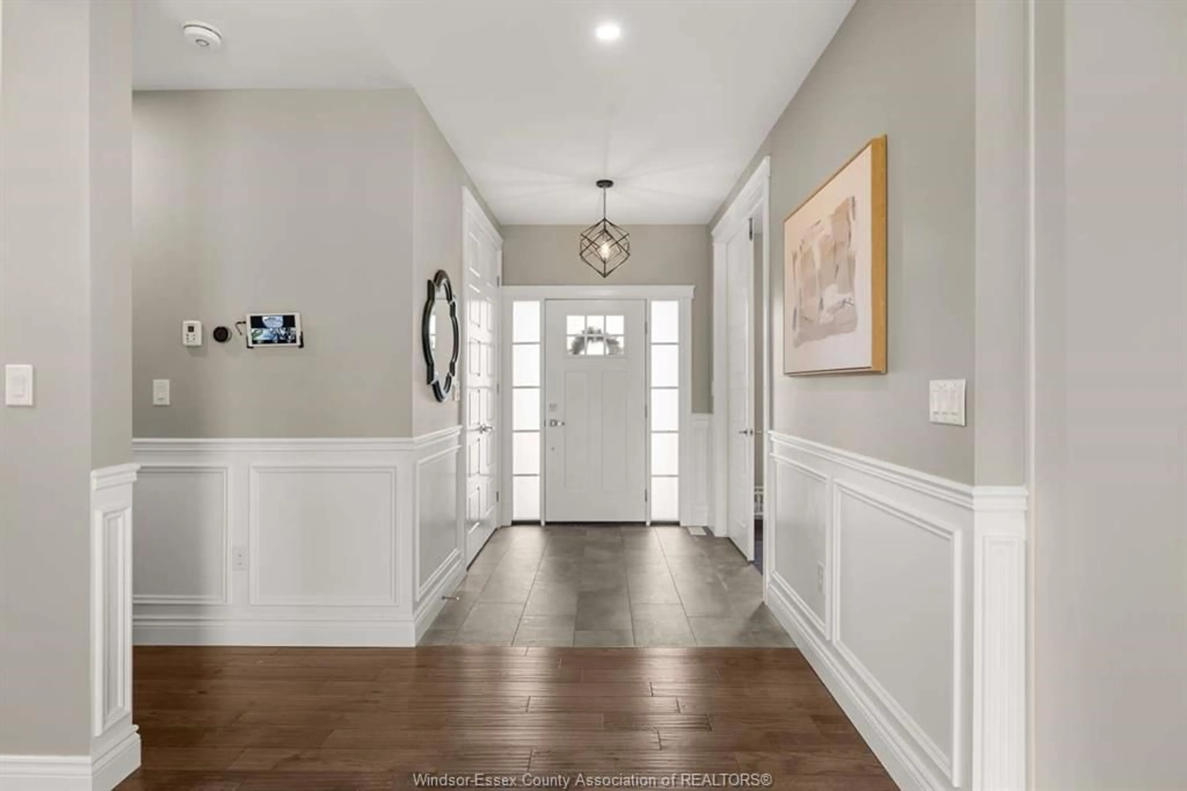 Indoor entryway for 557 CHATEAU Ave, Windsor Ontario N8P 0E6