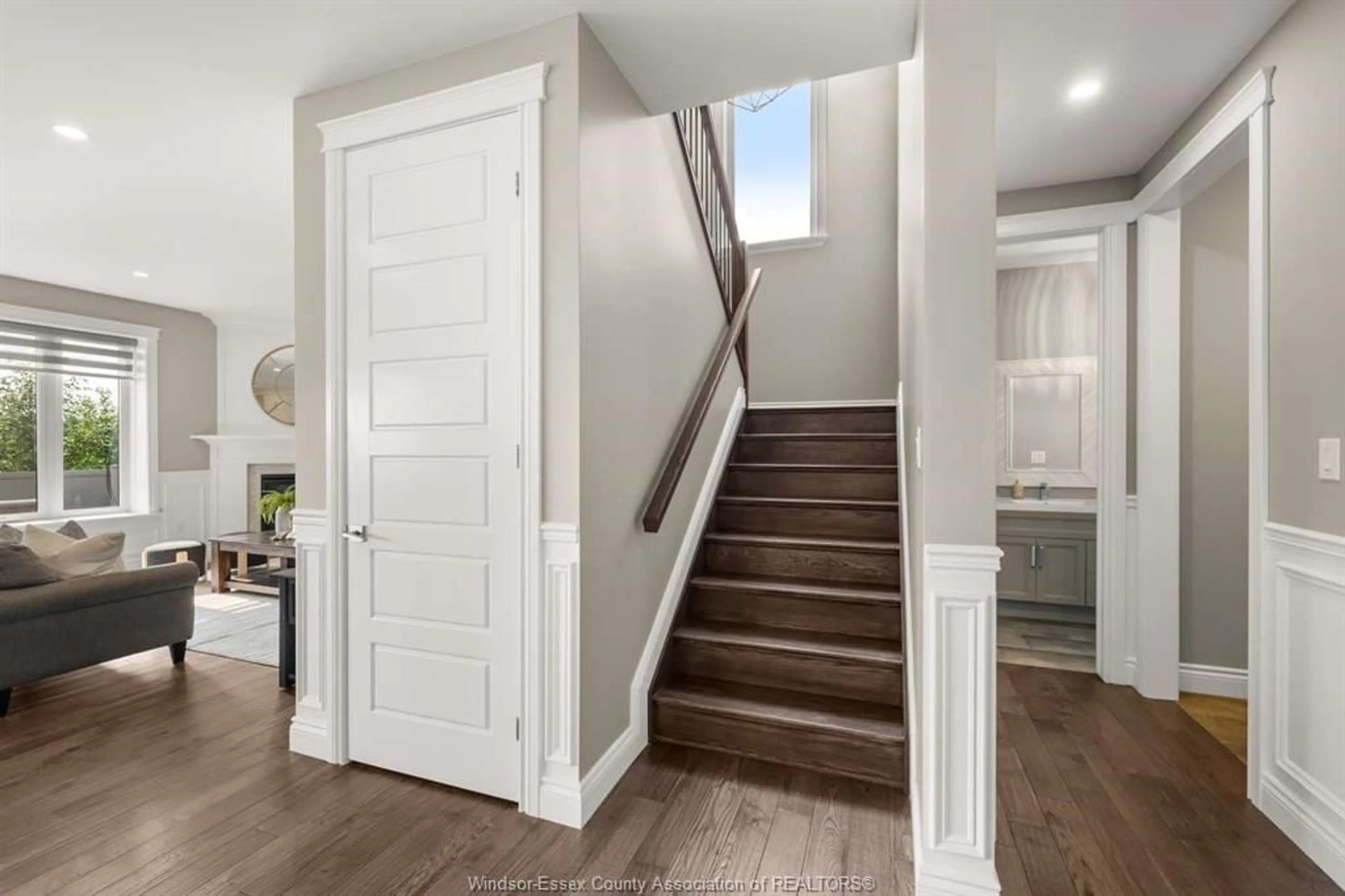 Indoor entryway for 557 CHATEAU Ave, Windsor Ontario N8P 0E6