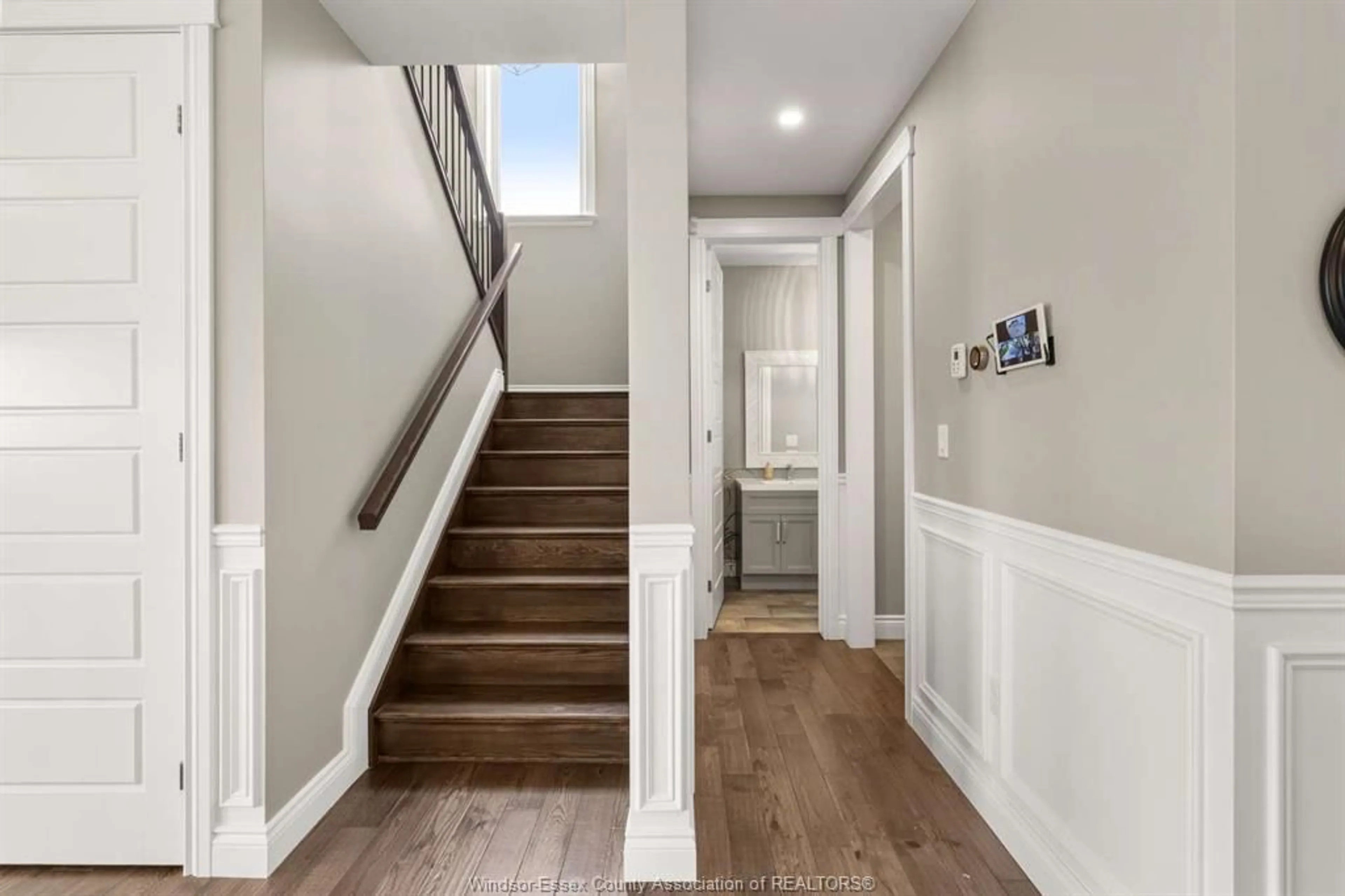 Indoor entryway for 557 CHATEAU Ave, Windsor Ontario N8P 0E6