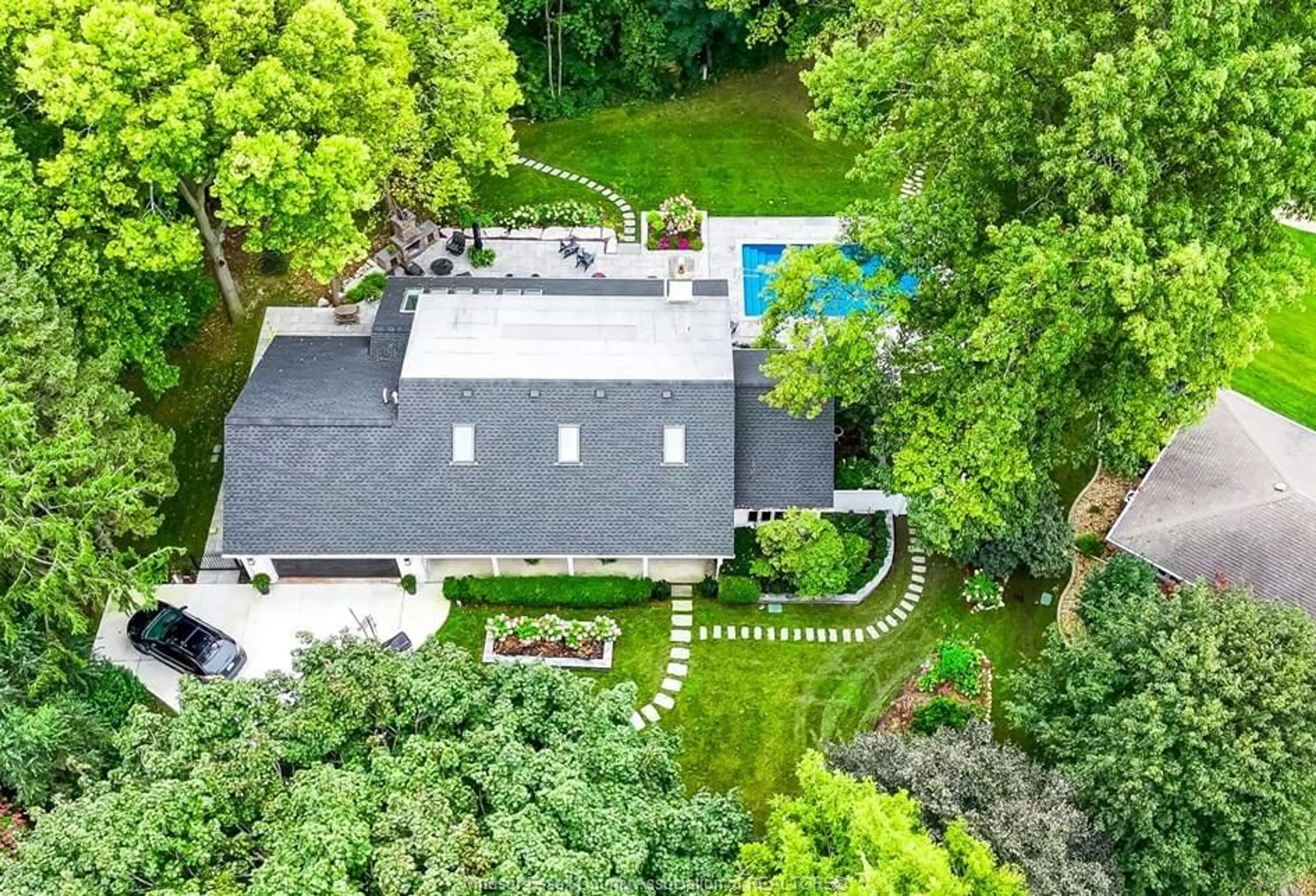 A pic from outside/outdoor area/front of a property/back of a property/a pic from drone, unknown for 3073 CENTENNIAL Cres, Kingsville Ontario N8H 4G6