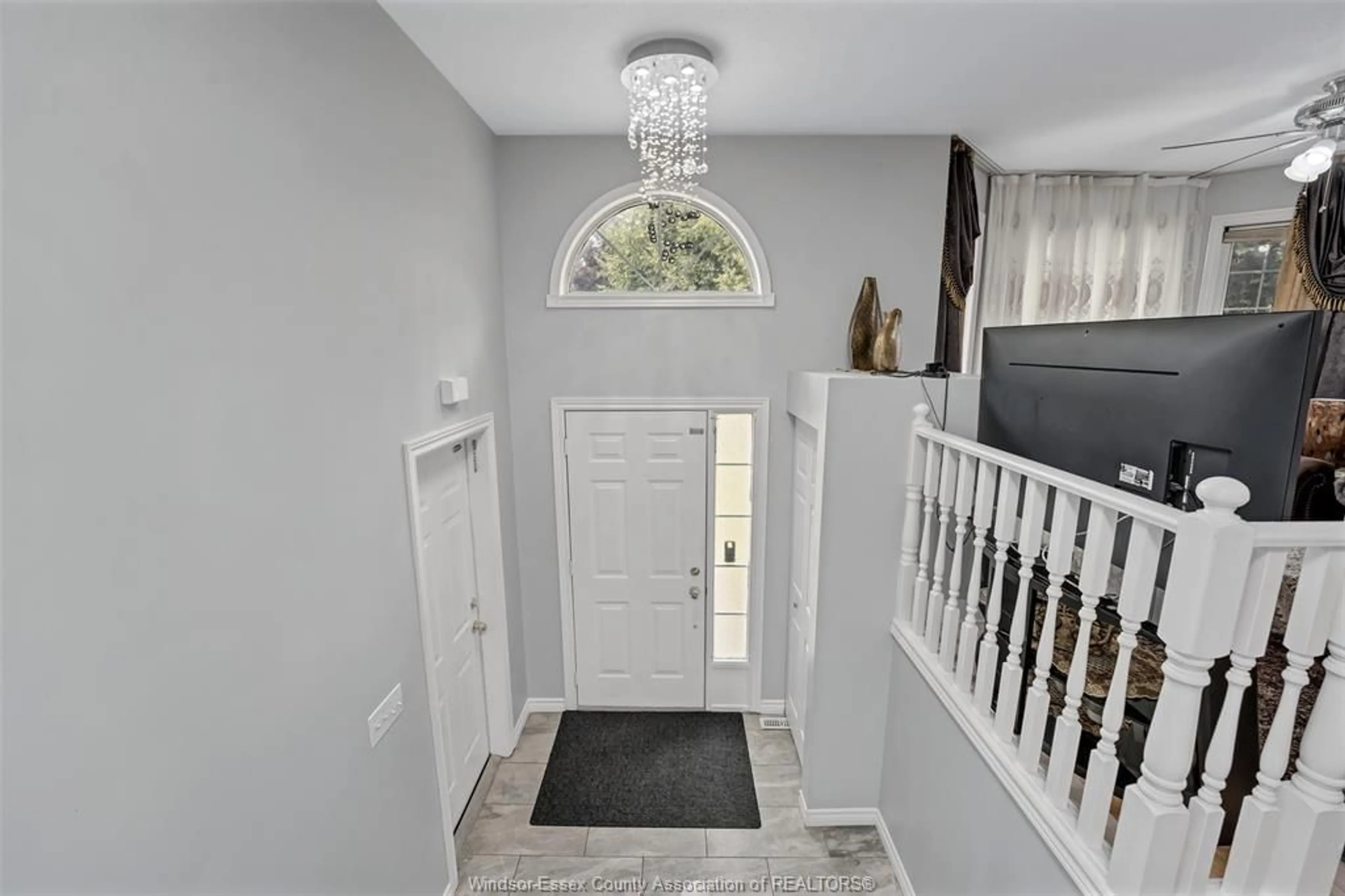 Indoor entryway for 1391 FULLER Cres, Windsor Ontario N8W 5S2