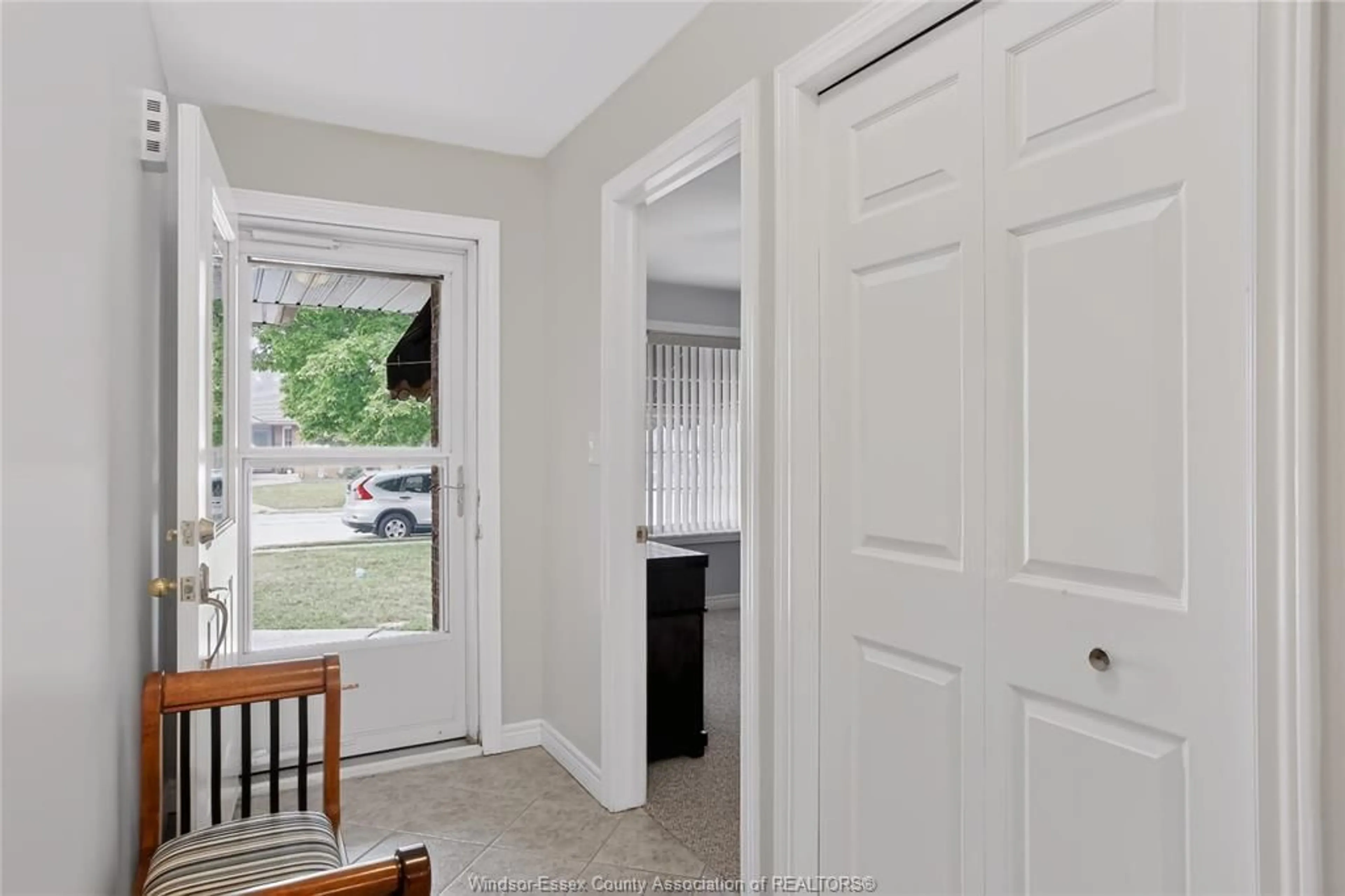 Indoor entryway for 1880 CHATEAU, Windsor Ontario N8P 1M6