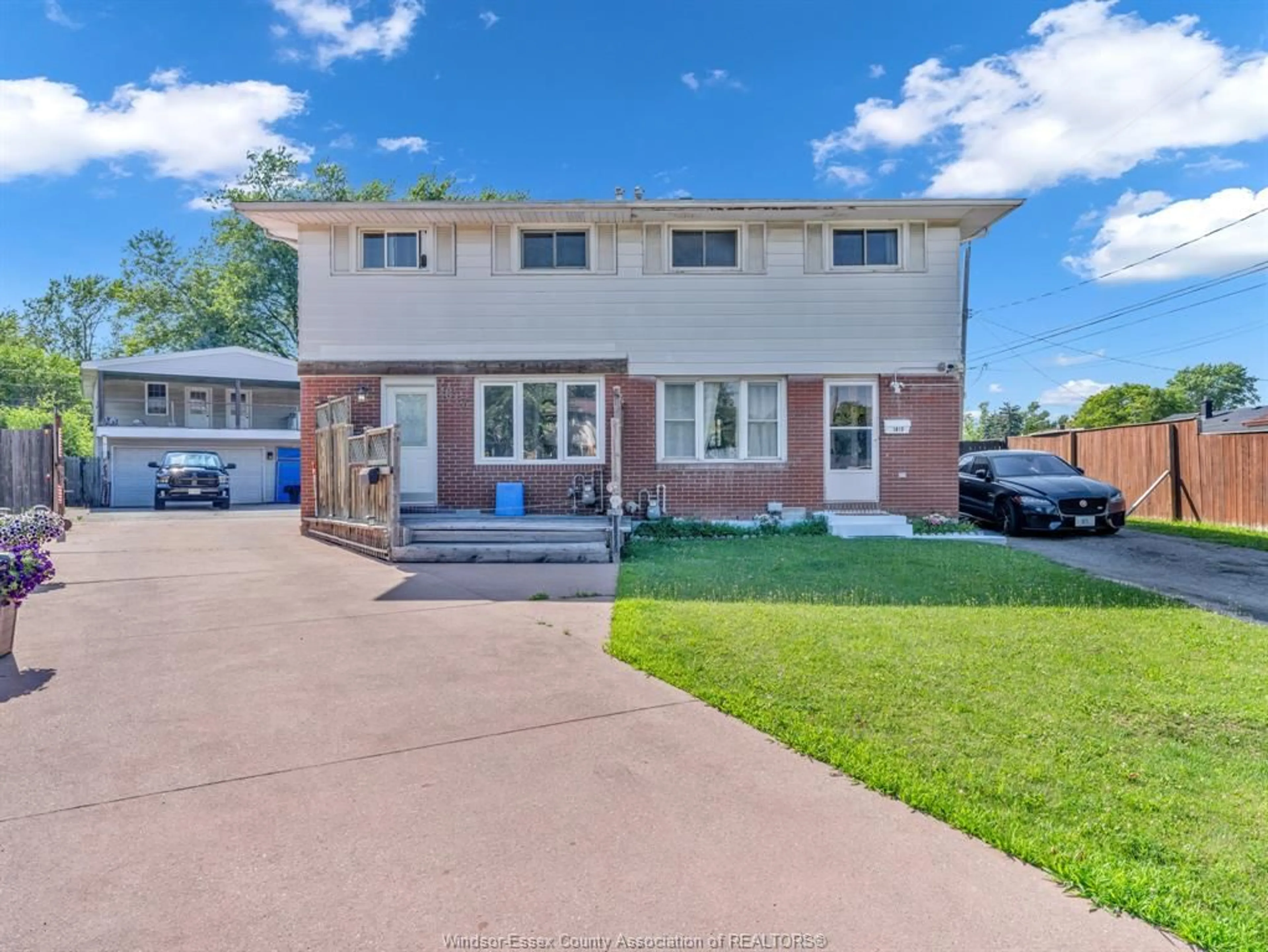 A pic from outside/outdoor area/front of a property/back of a property/a pic from drone, street for 1615 CURRY, Windsor Ontario N9B 3N7