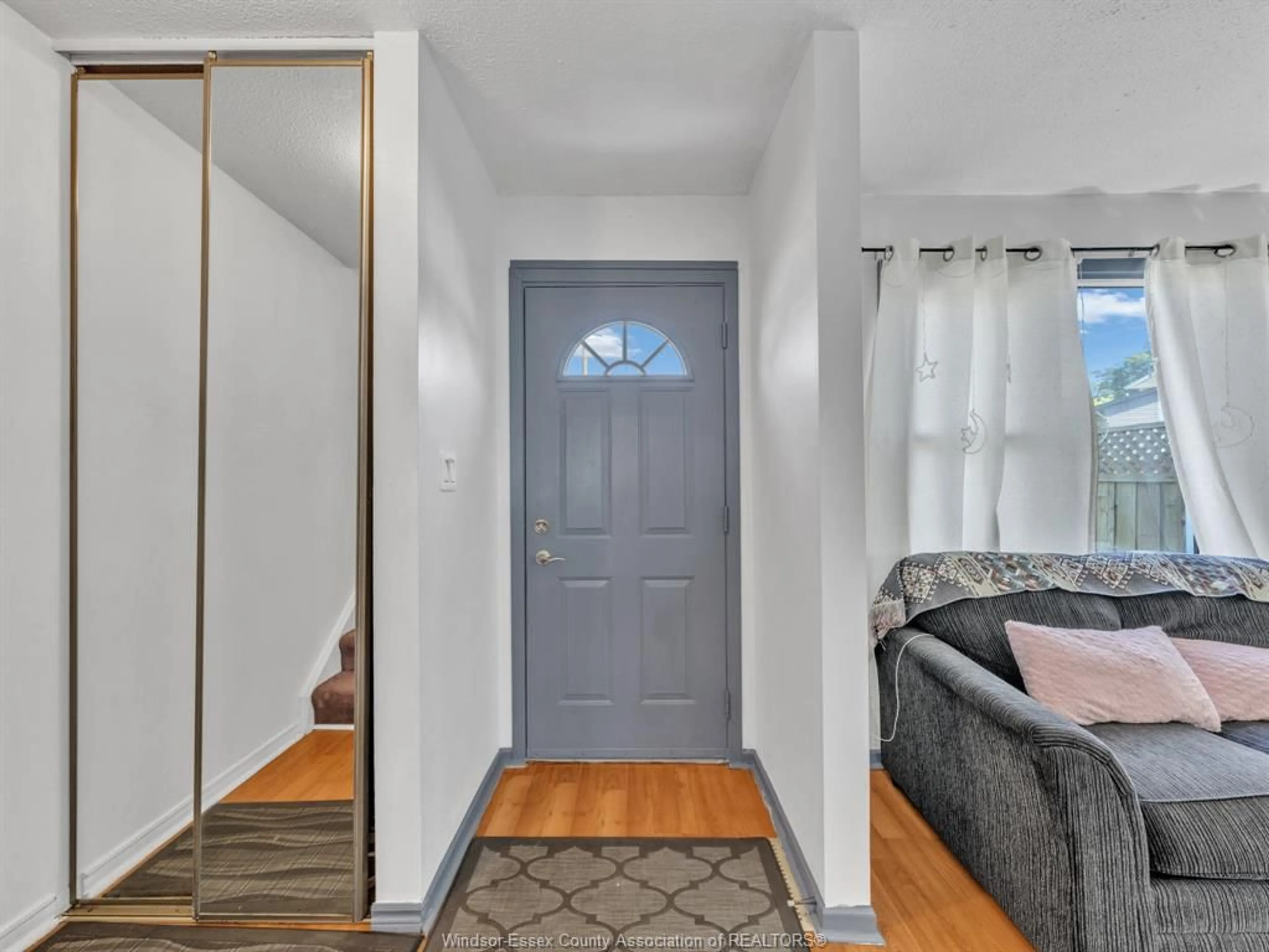 Indoor entryway for 1615 CURRY, Windsor Ontario N9B 3N7