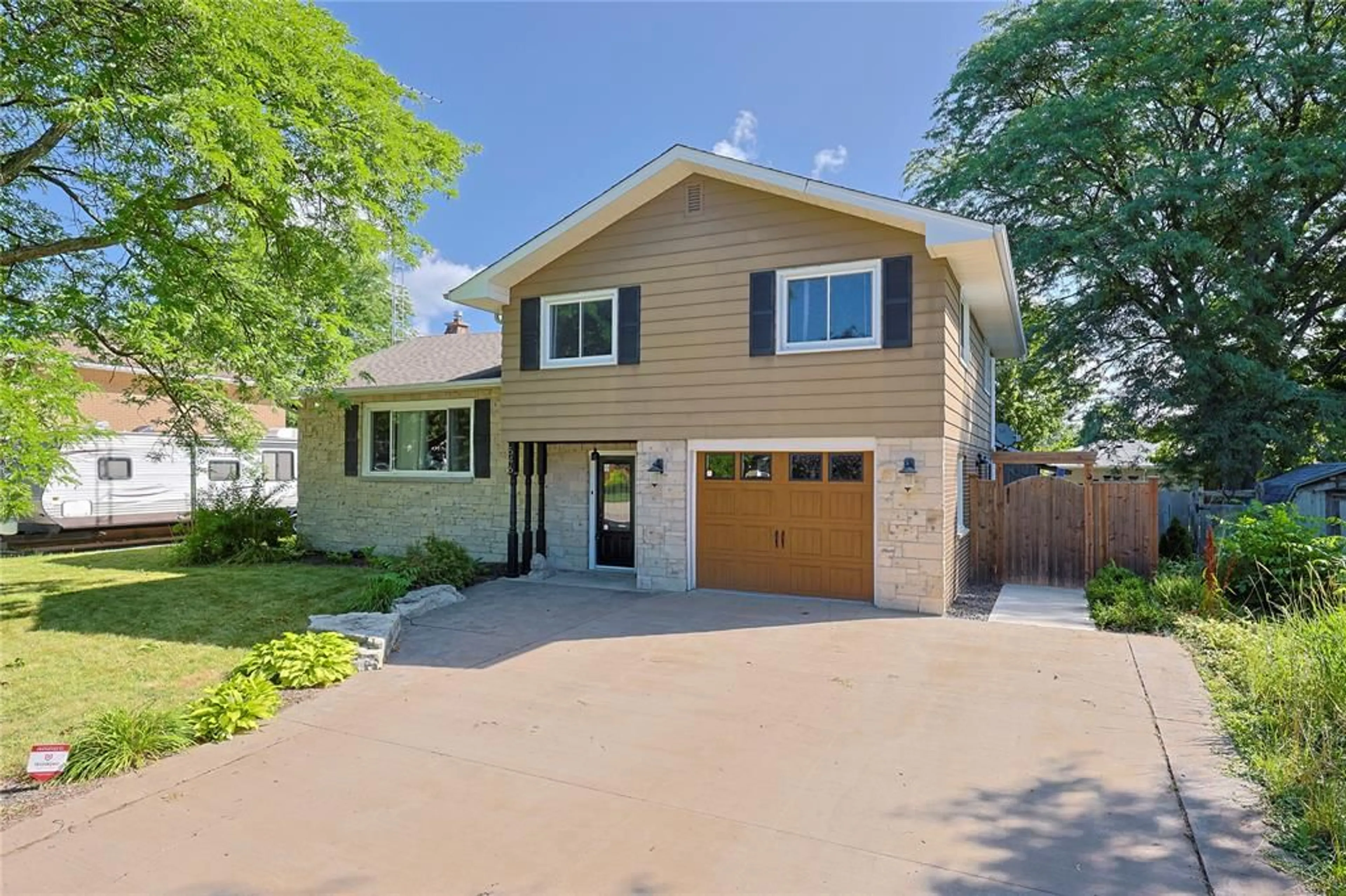 Home with vinyl exterior material, street for 546 PRINCESS St, Petrolia Ontario N0N 1R0