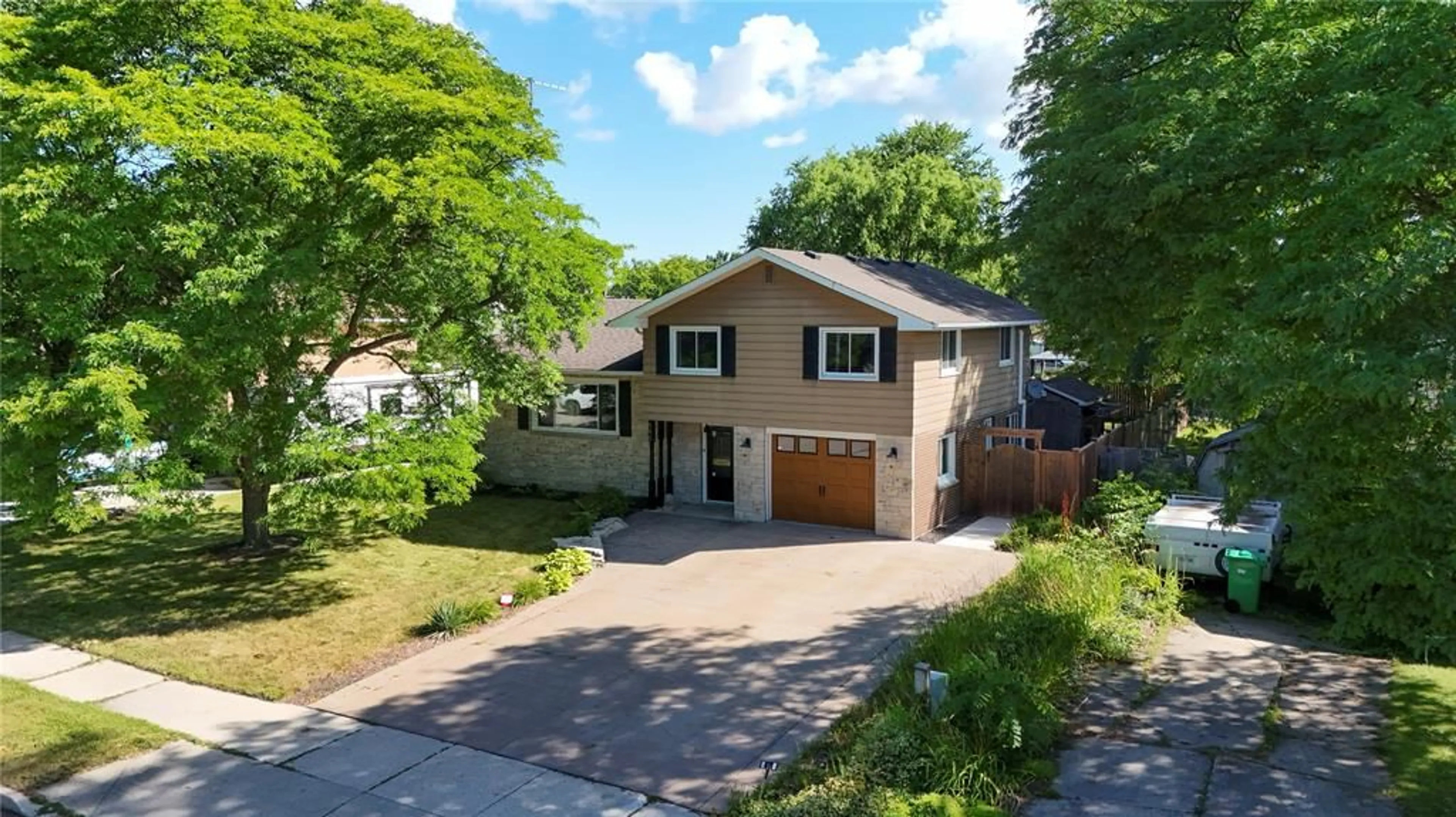 A pic from outside/outdoor area/front of a property/back of a property/a pic from drone, street for 546 PRINCESS St, Petrolia Ontario N0N 1R0