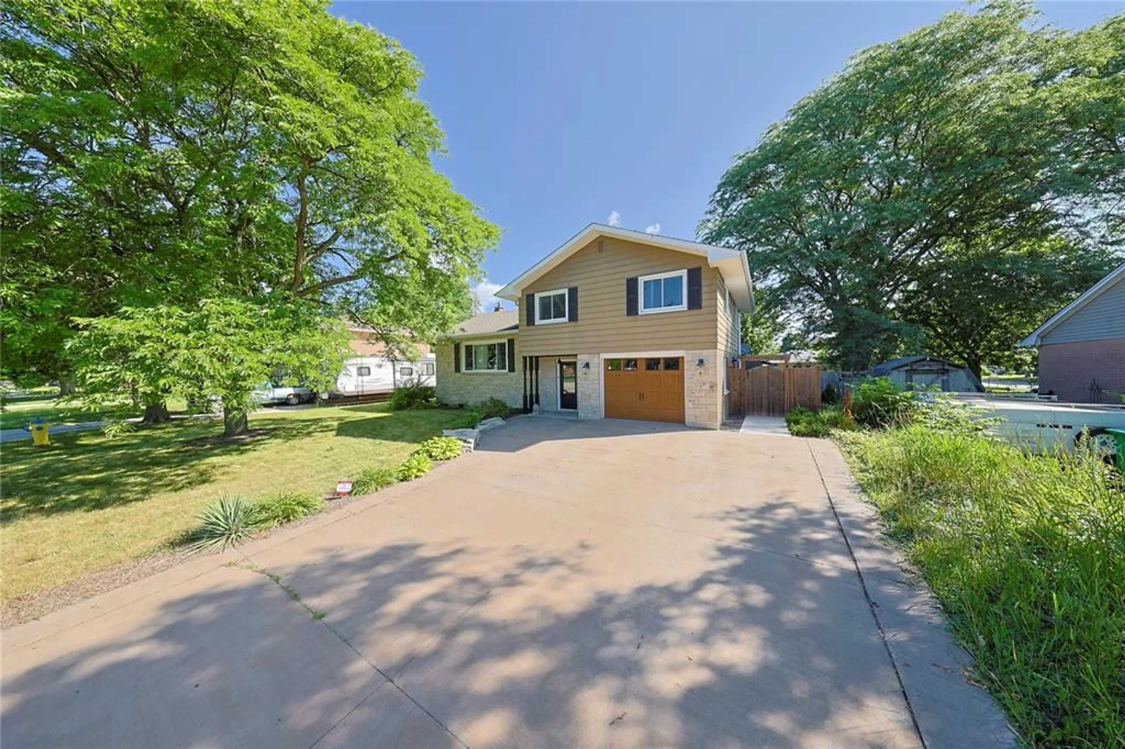 A pic from outside/outdoor area/front of a property/back of a property/a pic from drone, street for 546 PRINCESS St, Petrolia Ontario N0N 1R0