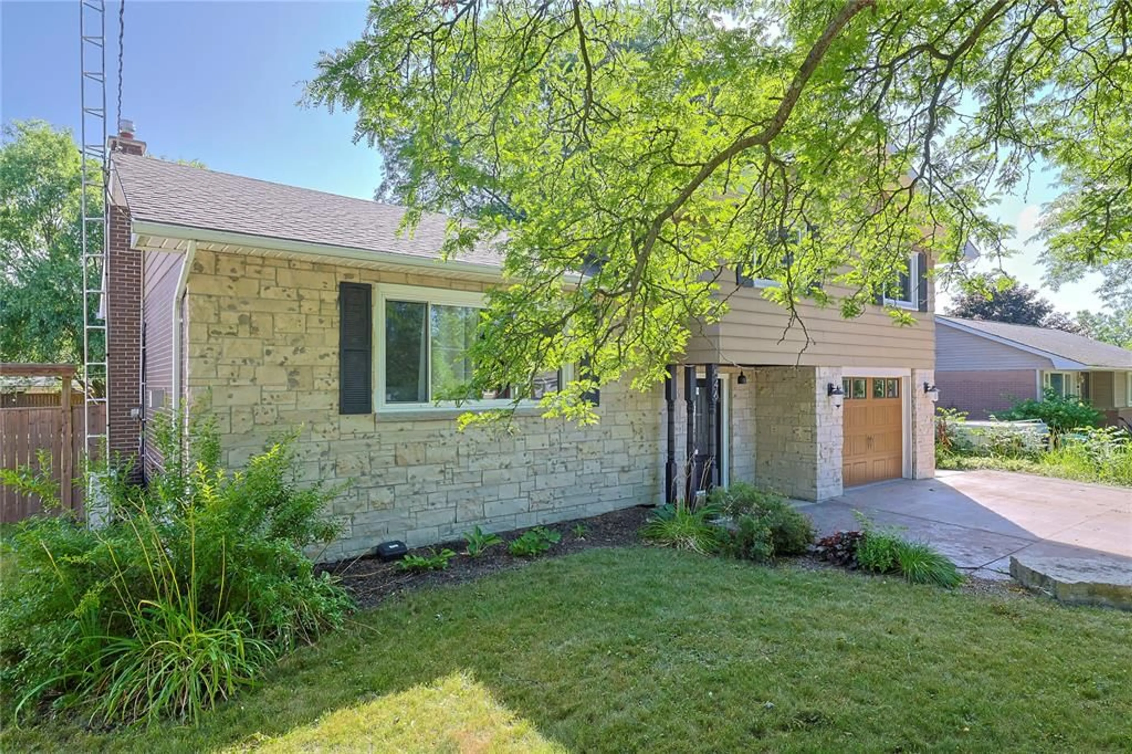 Home with brick exterior material, street for 546 PRINCESS St, Petrolia Ontario N0N 1R0