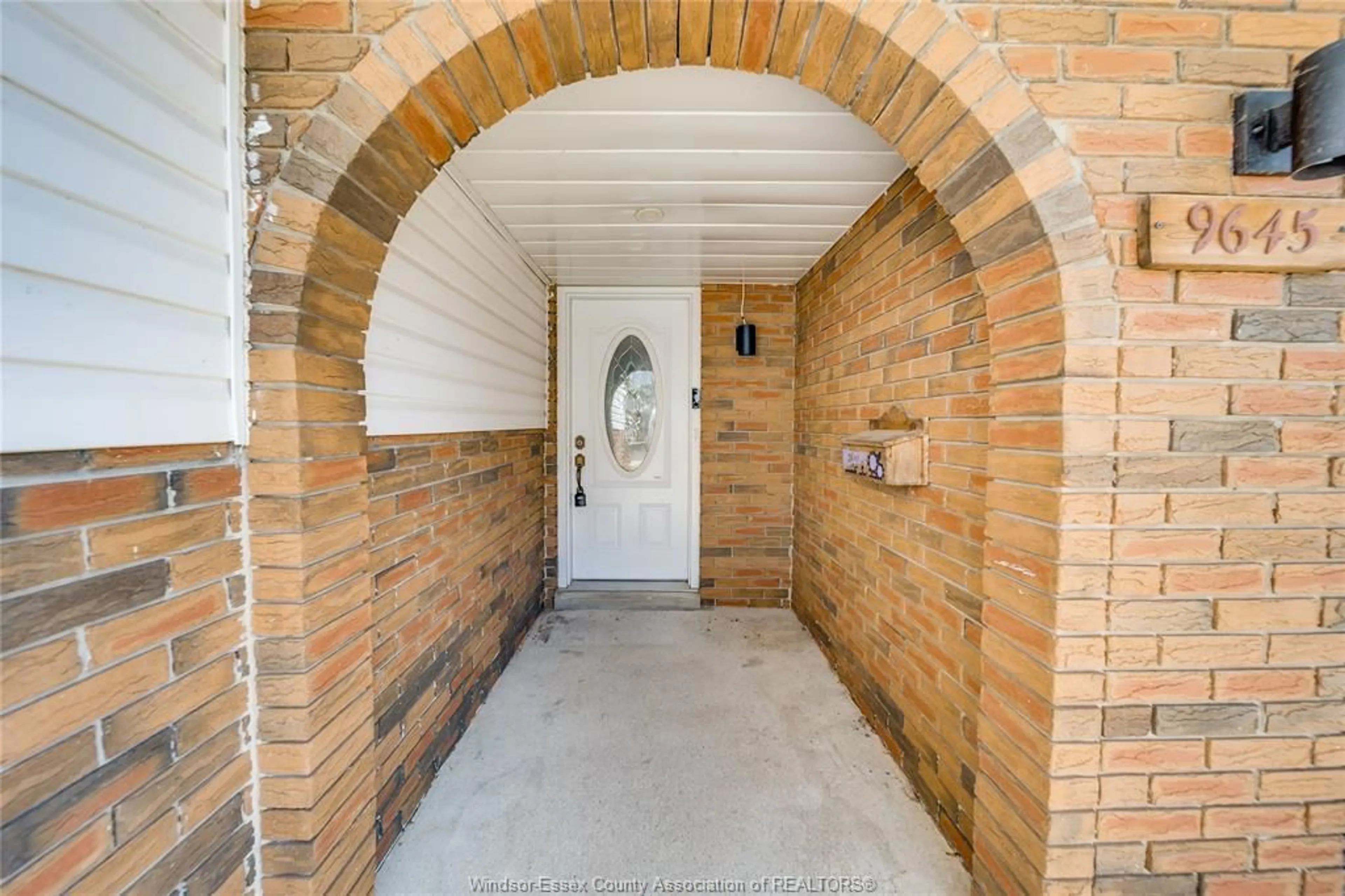 Indoor foyer for 9645 ASGARD RD., Windsor Ontario N8R 1E1