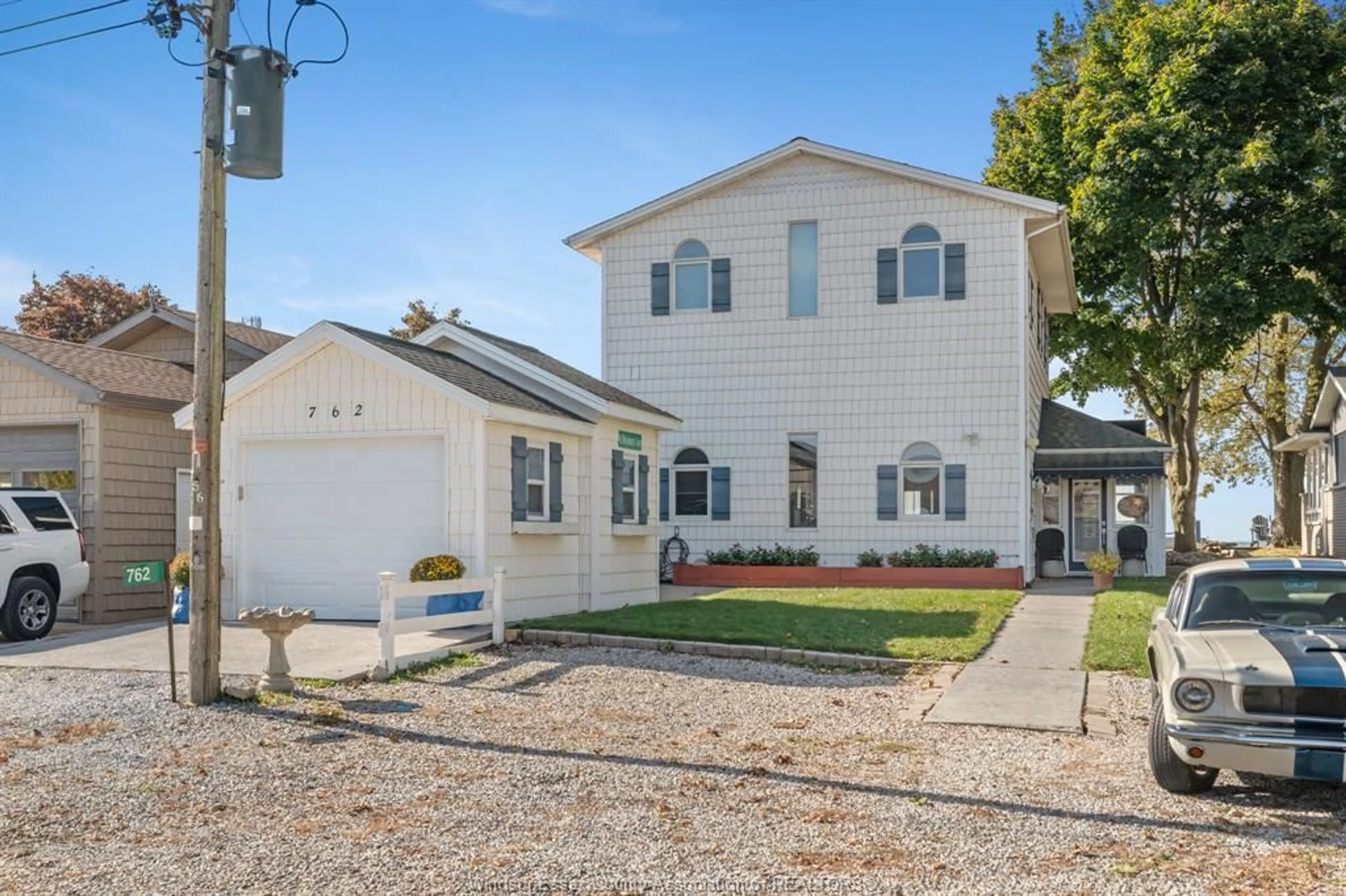 Home with vinyl exterior material, street for 762 POINT PELEE Dr, Leamington Ontario N8H 3V4