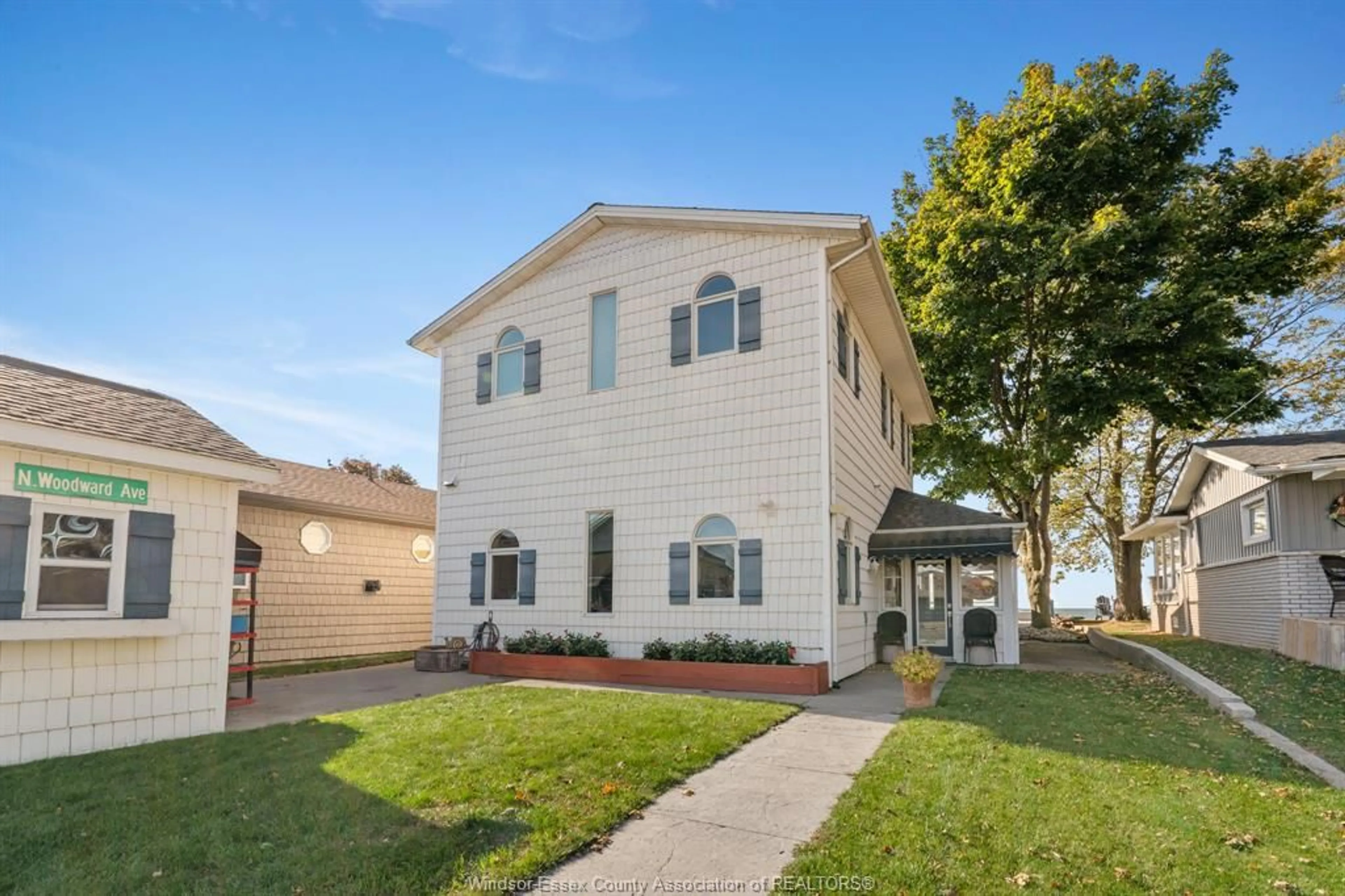 Home with vinyl exterior material, unknown for 762 POINT PELEE Dr, Leamington Ontario N8H 3V4