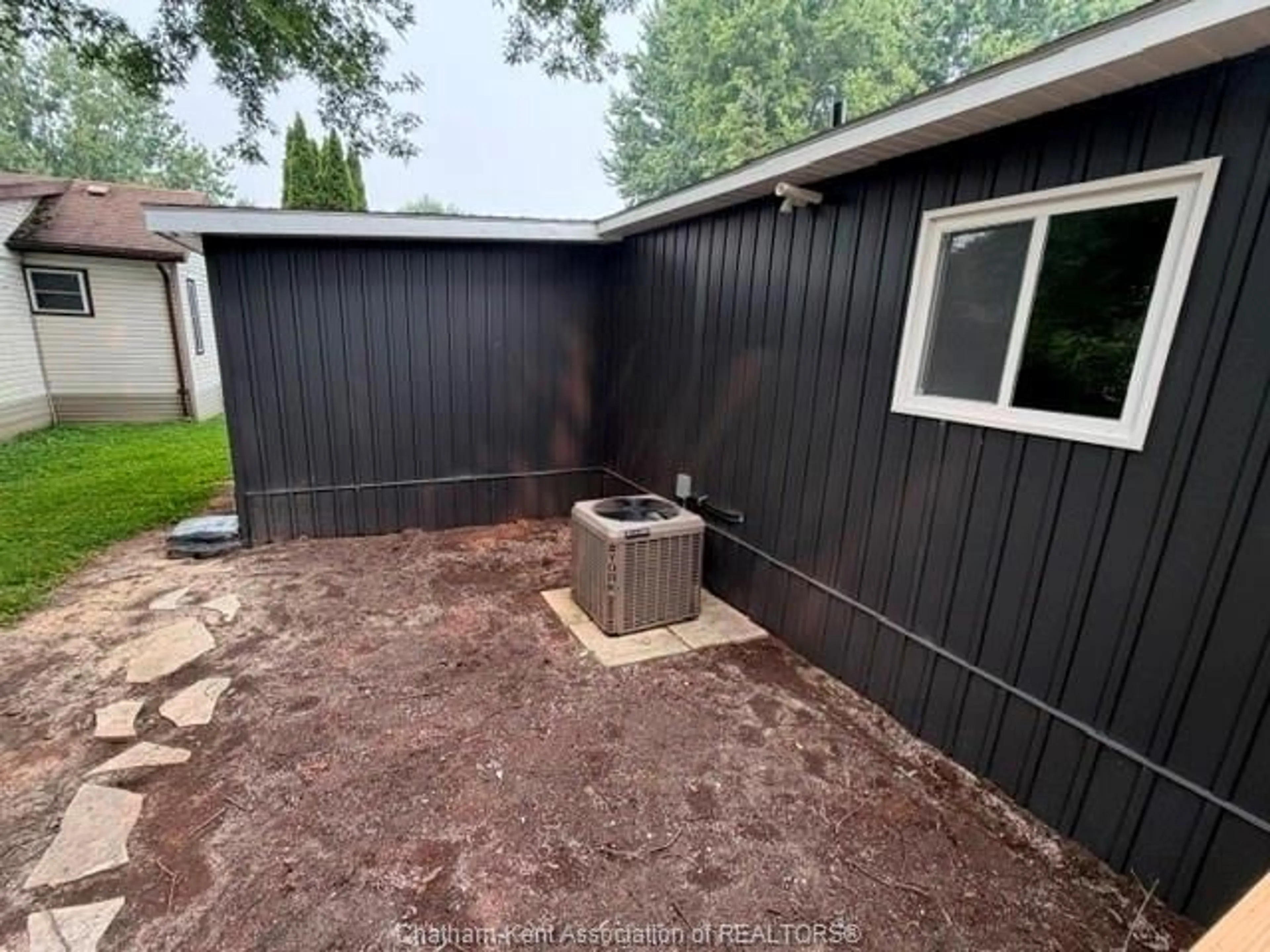 Shed for 42 LONDON Crt, Chatham Ontario N7L 4G6