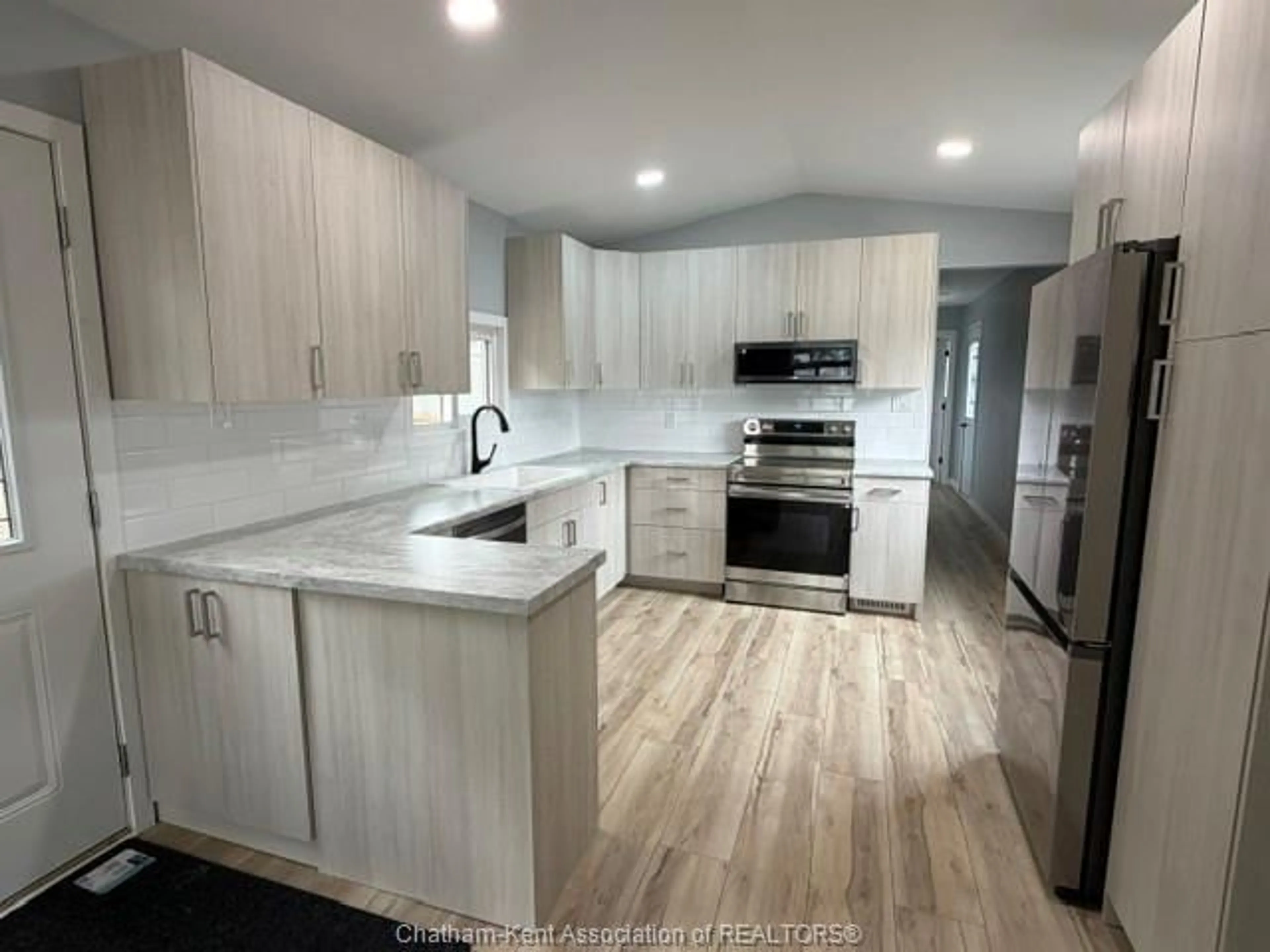 Open concept kitchen, unknown for 42 LONDON Crt, Chatham Ontario N7L 4G6