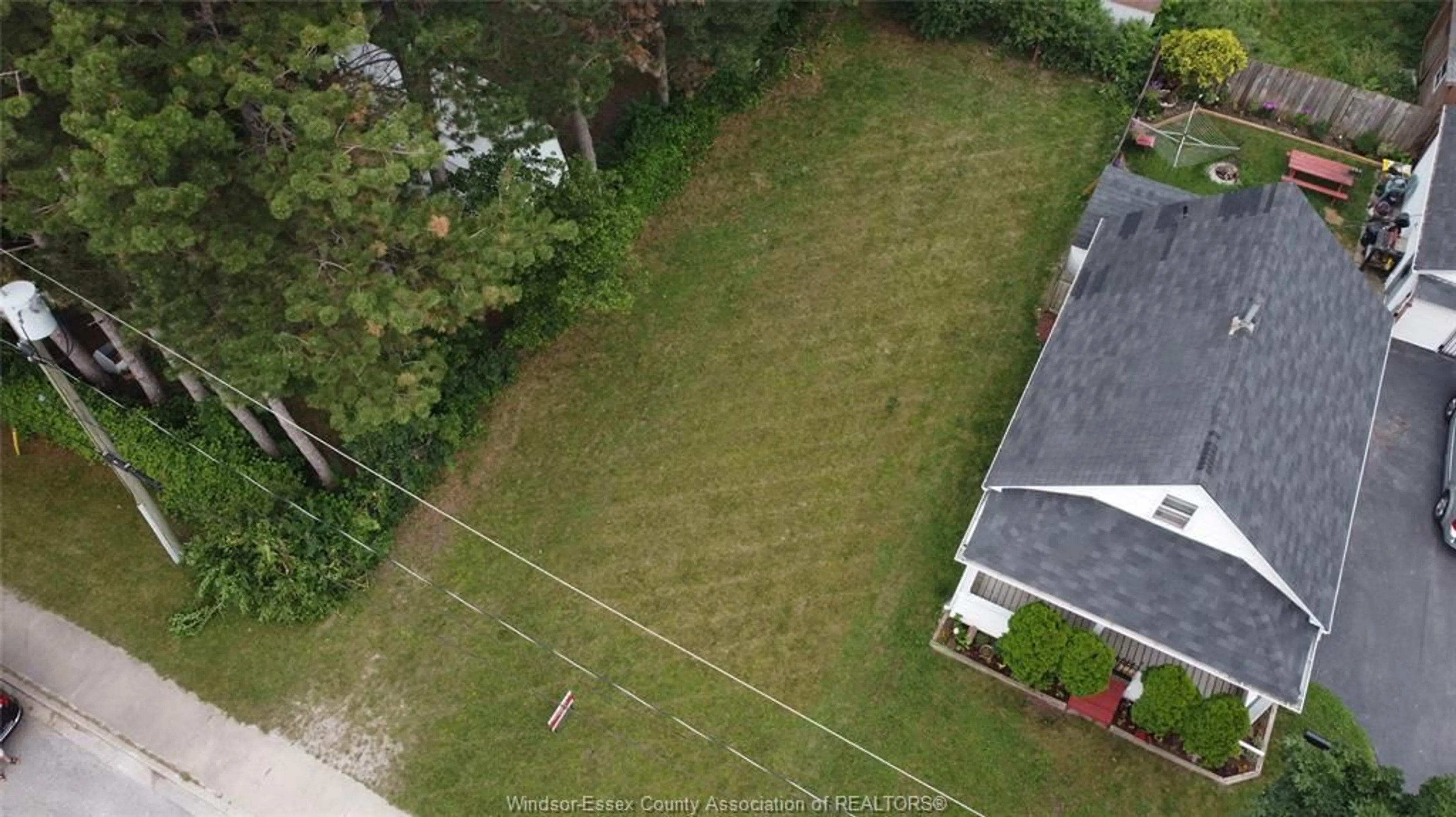 A pic from outside/outdoor area/front of a property/back of a property/a pic from drone, street for 3067-3069 RUSSELL St, Windsor Ontario N9C 1E2