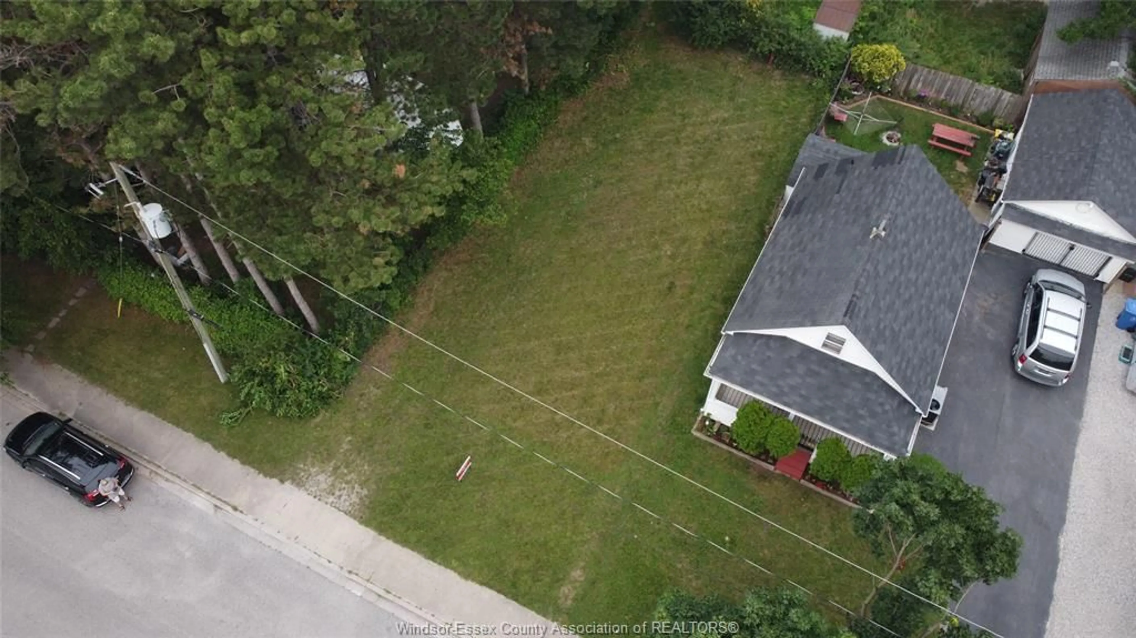 A pic from outside/outdoor area/front of a property/back of a property/a pic from drone, street for 3067-3069 RUSSELL St, Windsor Ontario N9C 1E2
