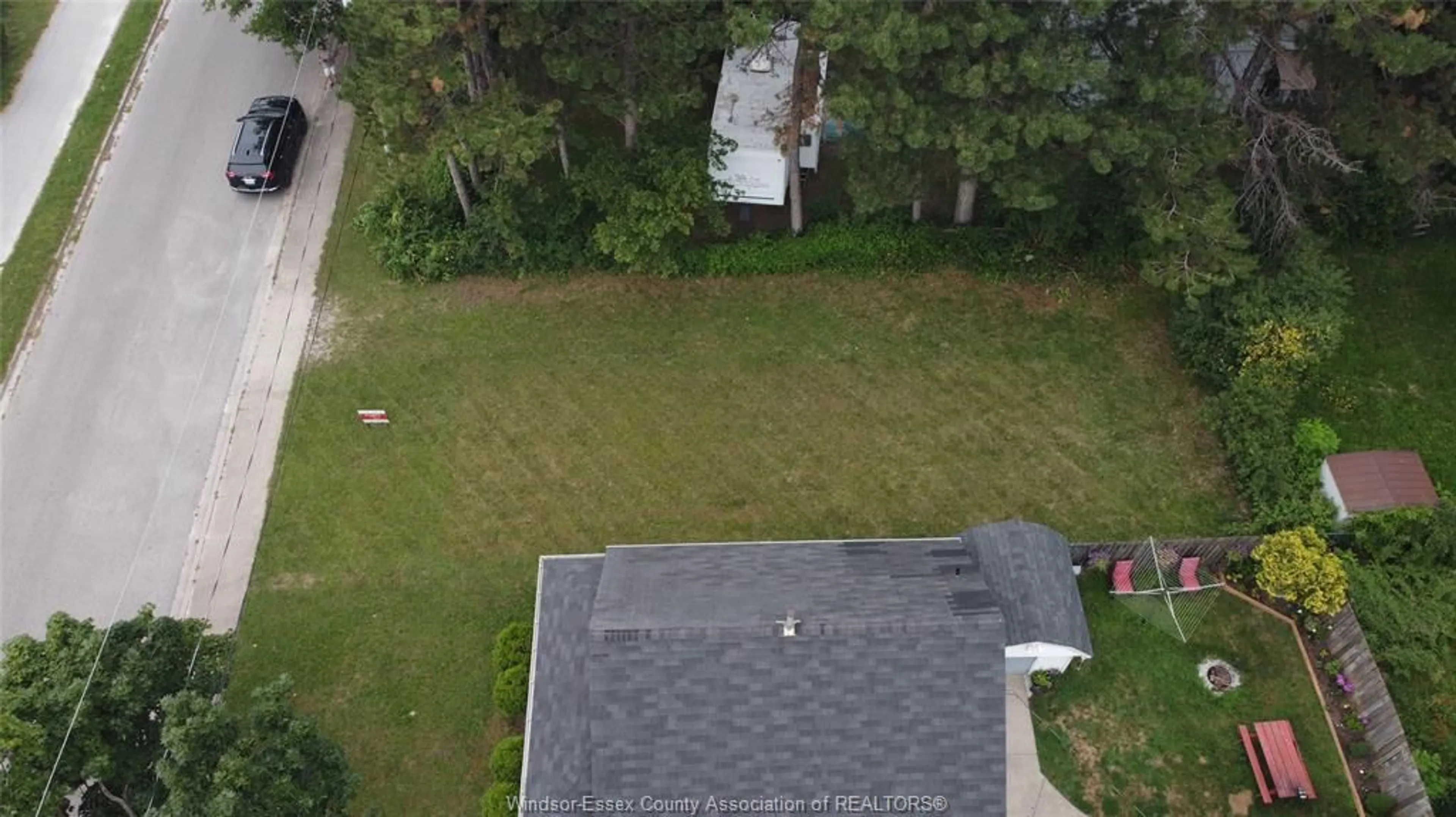 A pic from outside/outdoor area/front of a property/back of a property/a pic from drone, unknown for 3067-3069 RUSSELL St, Windsor Ontario N9C 1E2