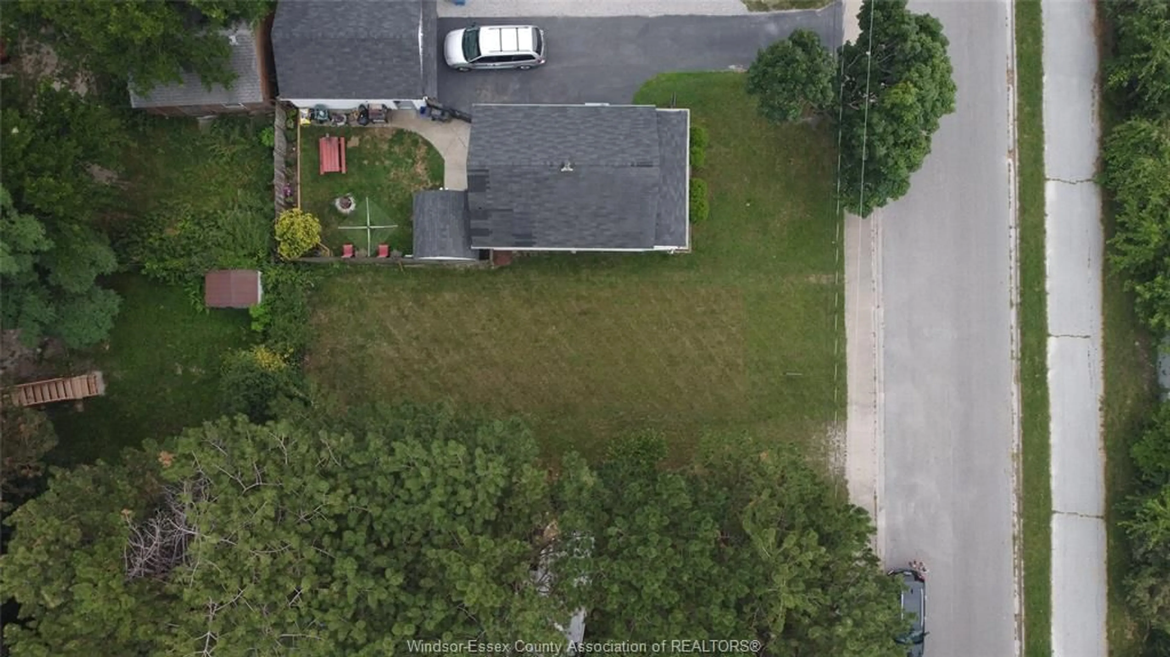 A pic from outside/outdoor area/front of a property/back of a property/a pic from drone, street for 3067-3069 RUSSELL St, Windsor Ontario N9C 1E2