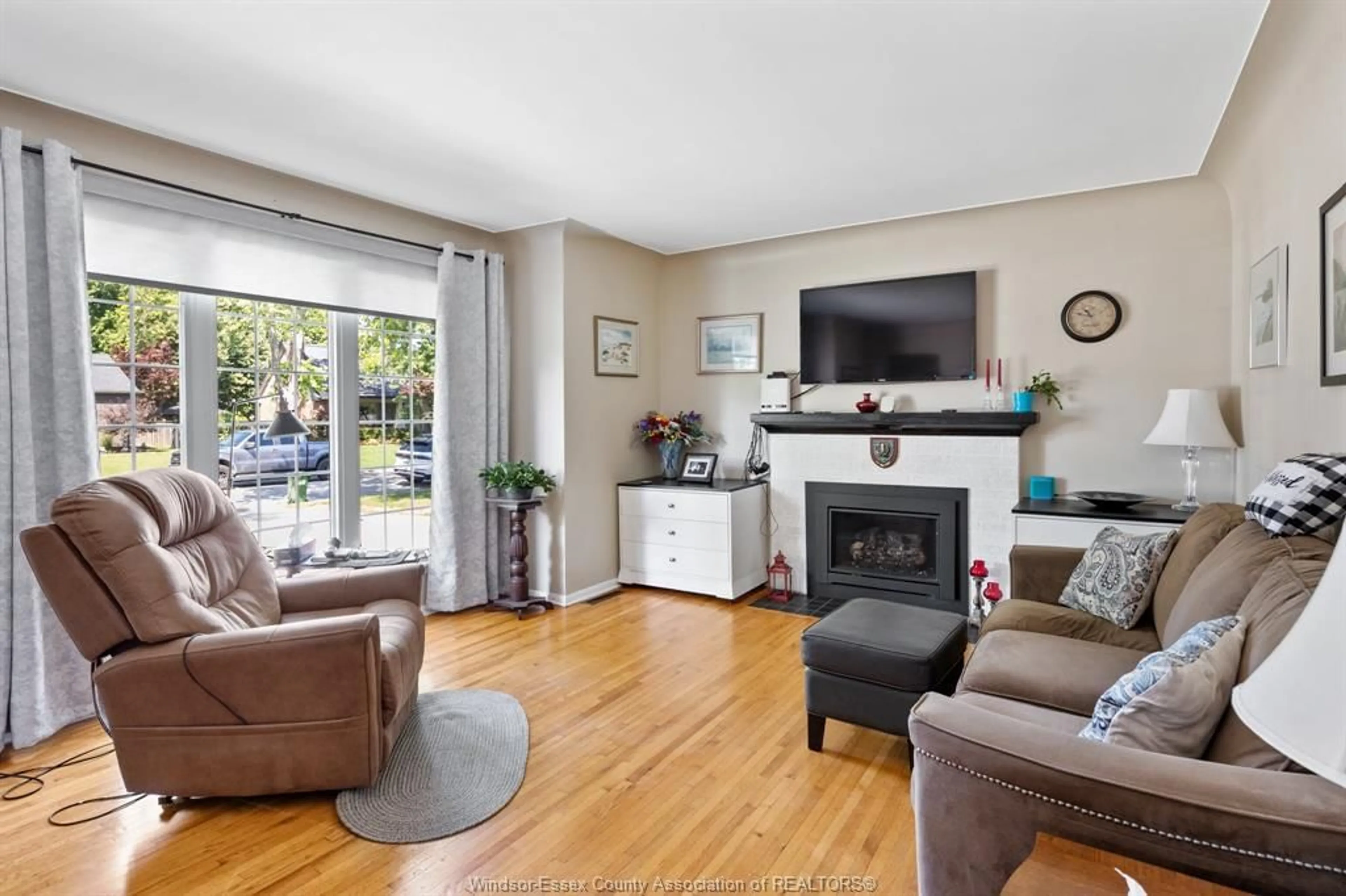 Living room with furniture, unknown for 2720 ACADEMY, Windsor Ontario N9E 2G8