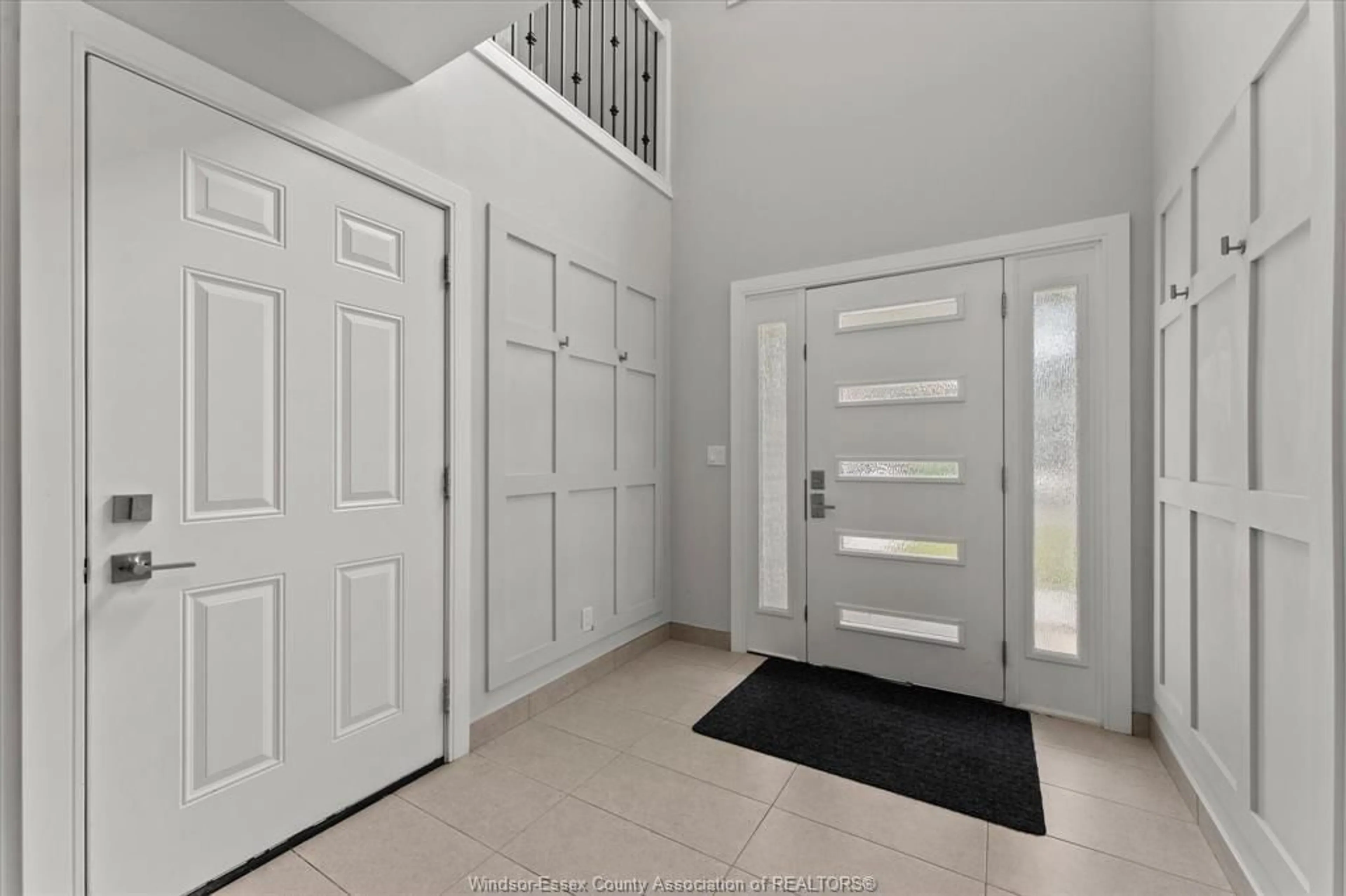 Indoor entryway for 1565 GLADSTONE Ave, Windsor Ontario N8X 1Z3