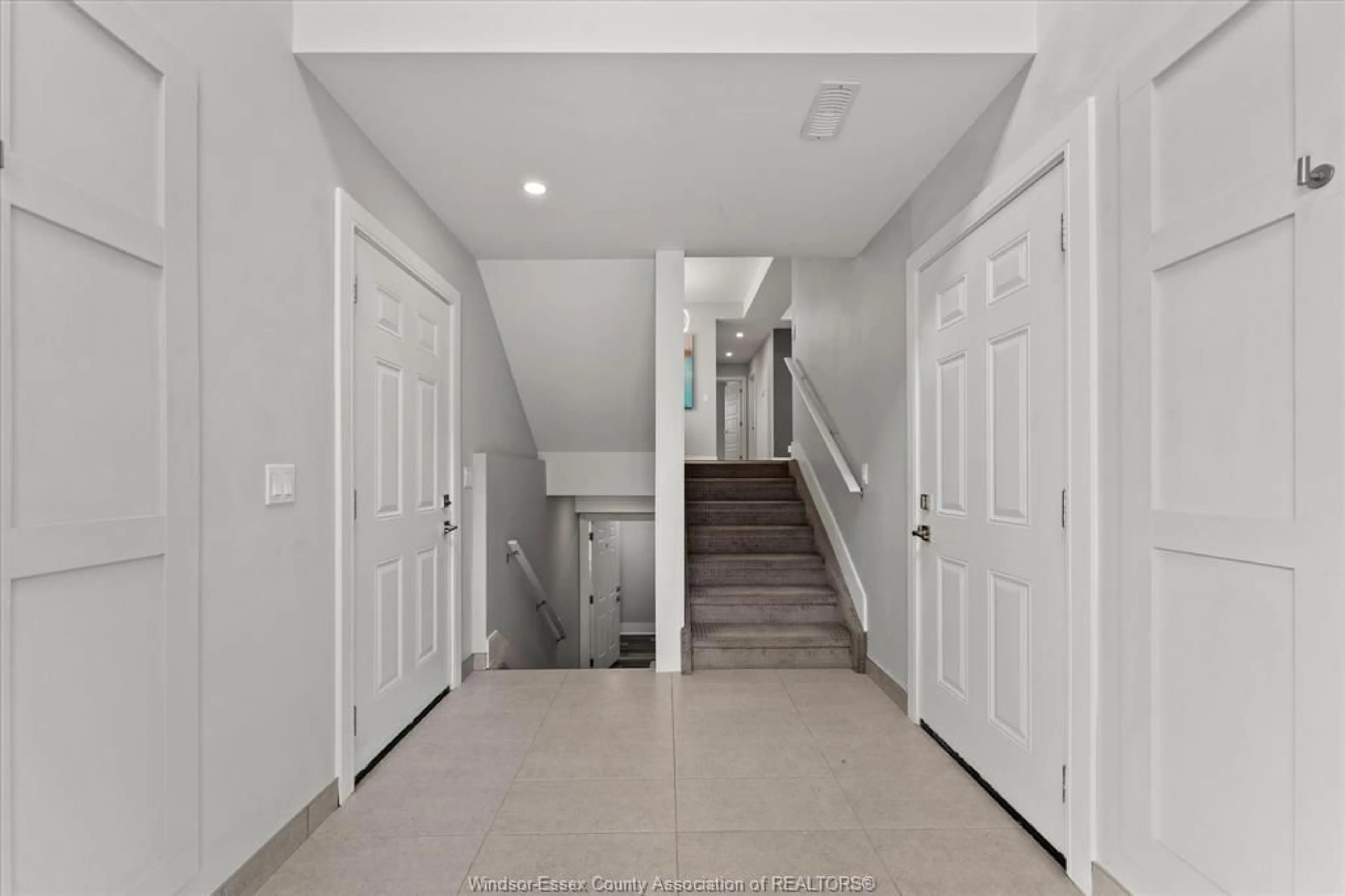 Indoor foyer for 1565 GLADSTONE Ave, Windsor Ontario N8X 1Z3