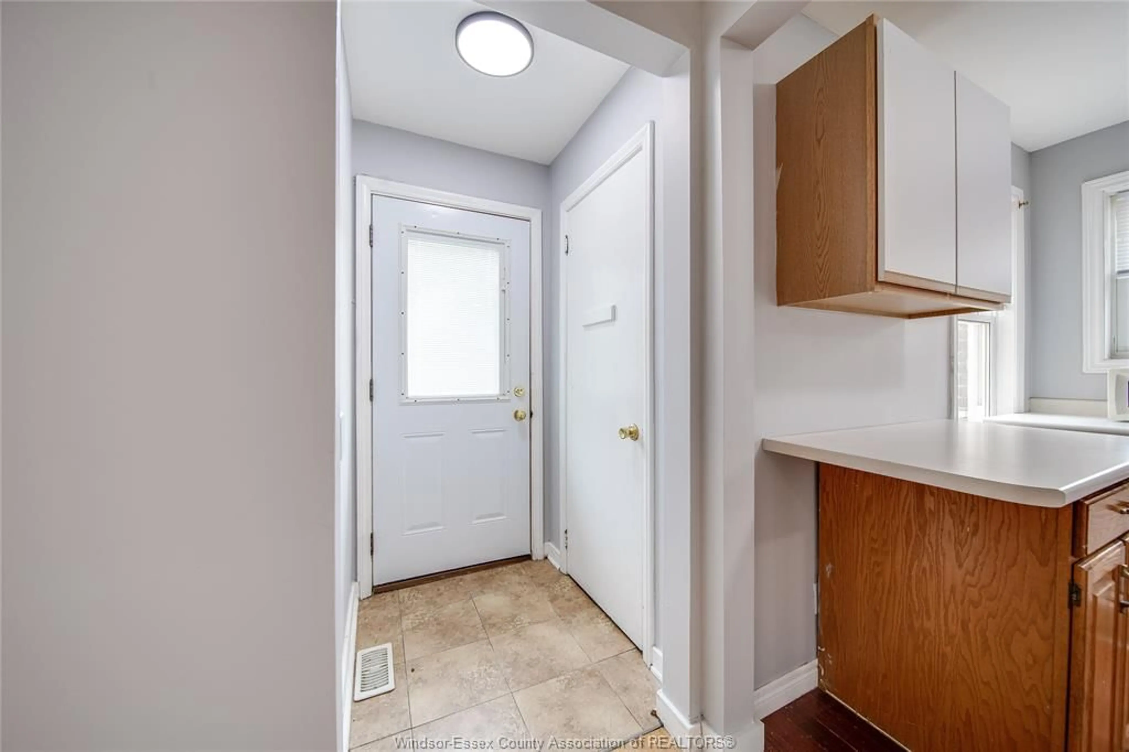 Indoor entryway for 563 INDIAN Rd, Windsor Ontario N9C 2M5