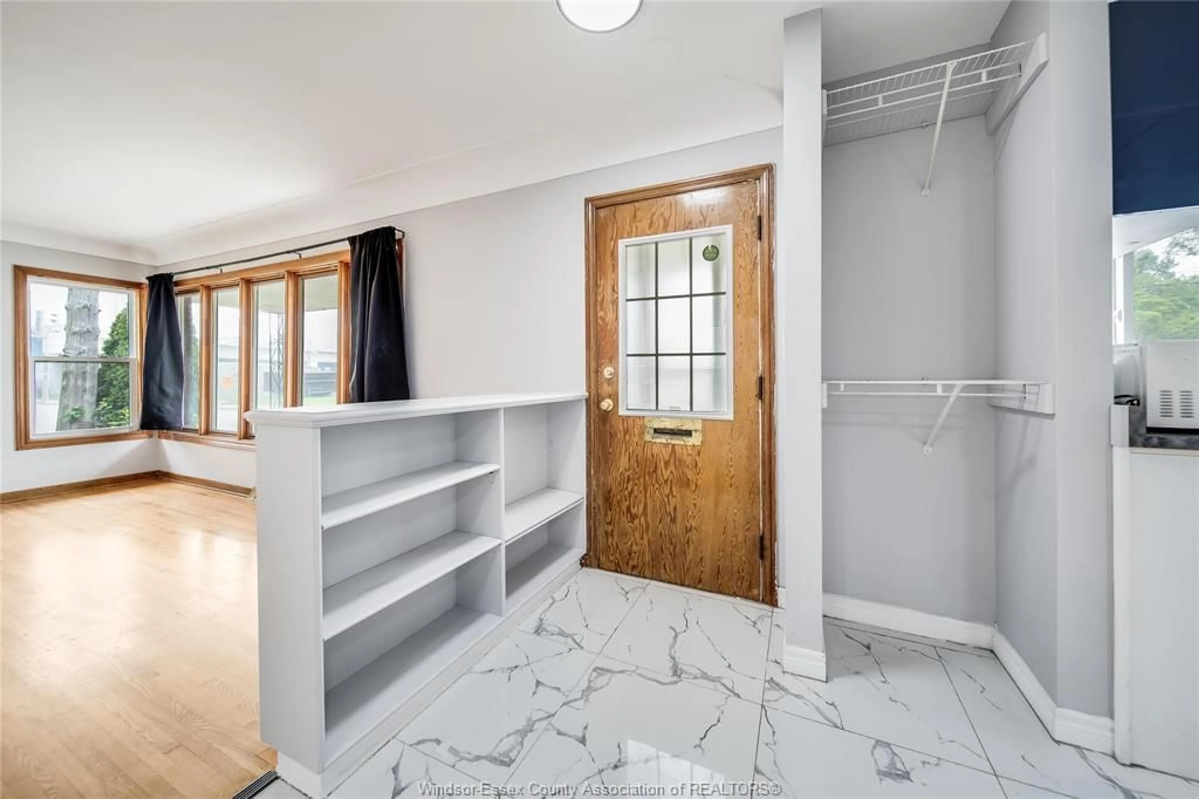 Indoor entryway for 2914 WYANDOTTE St, Windsor Ontario N9C 1M4