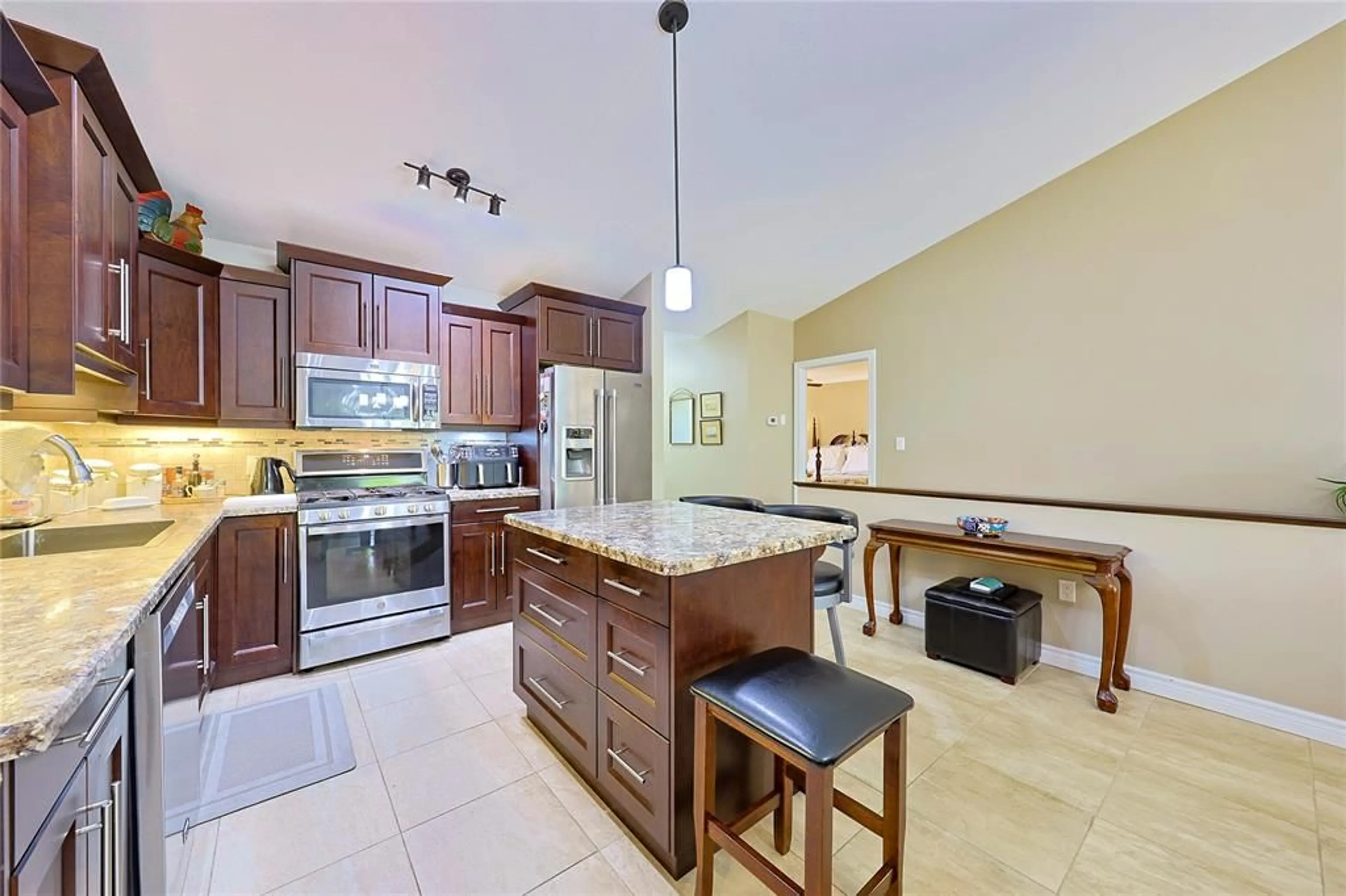 Open concept kitchen, ceramic/tile floor for 248 BENTLEY Crt, Sarnia Ontario N7S 0E1