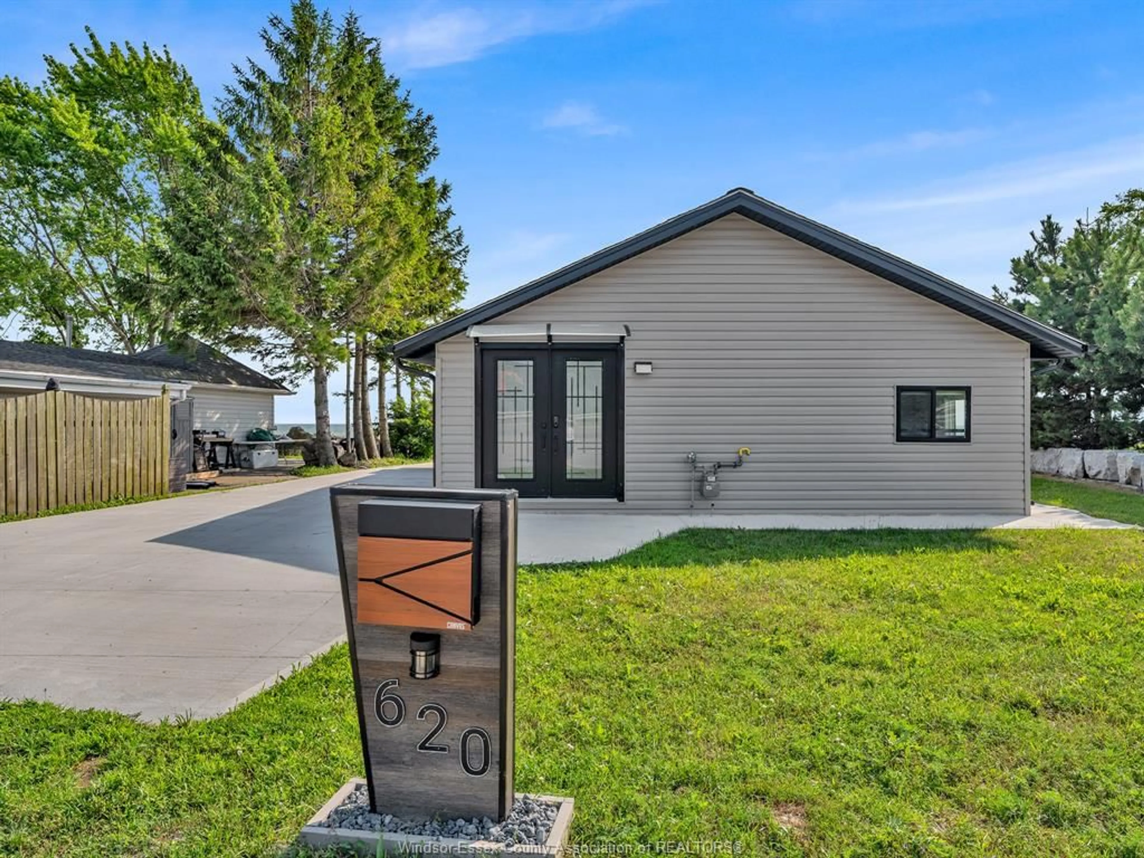 Home with vinyl exterior material, unknown for 620 POINT PELEE Dr, Leamington Ontario N8H 3V4