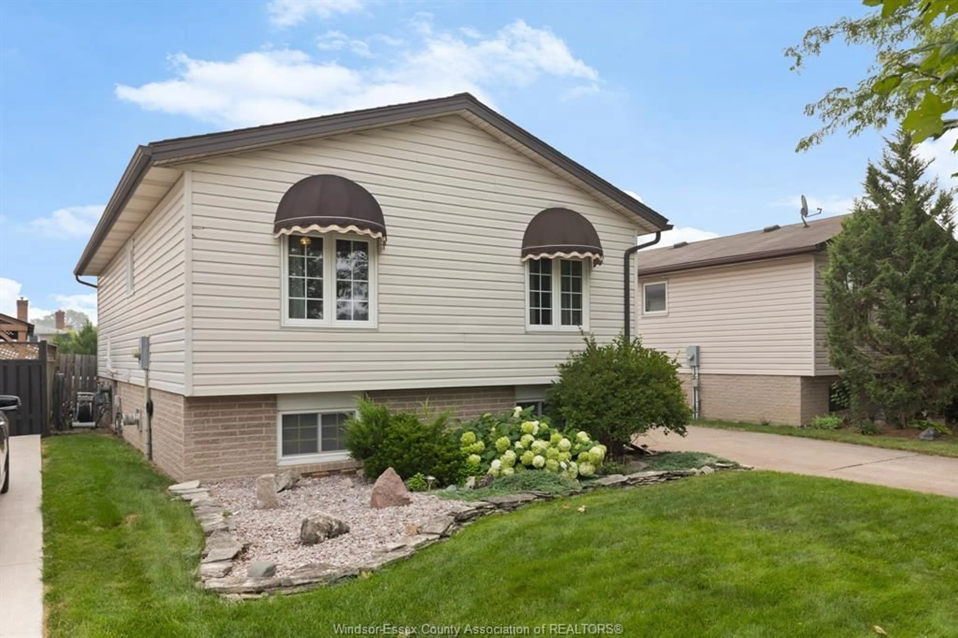 Home with vinyl exterior material, street for 3040 LOEBACH, Windsor Ontario N8T 3M7